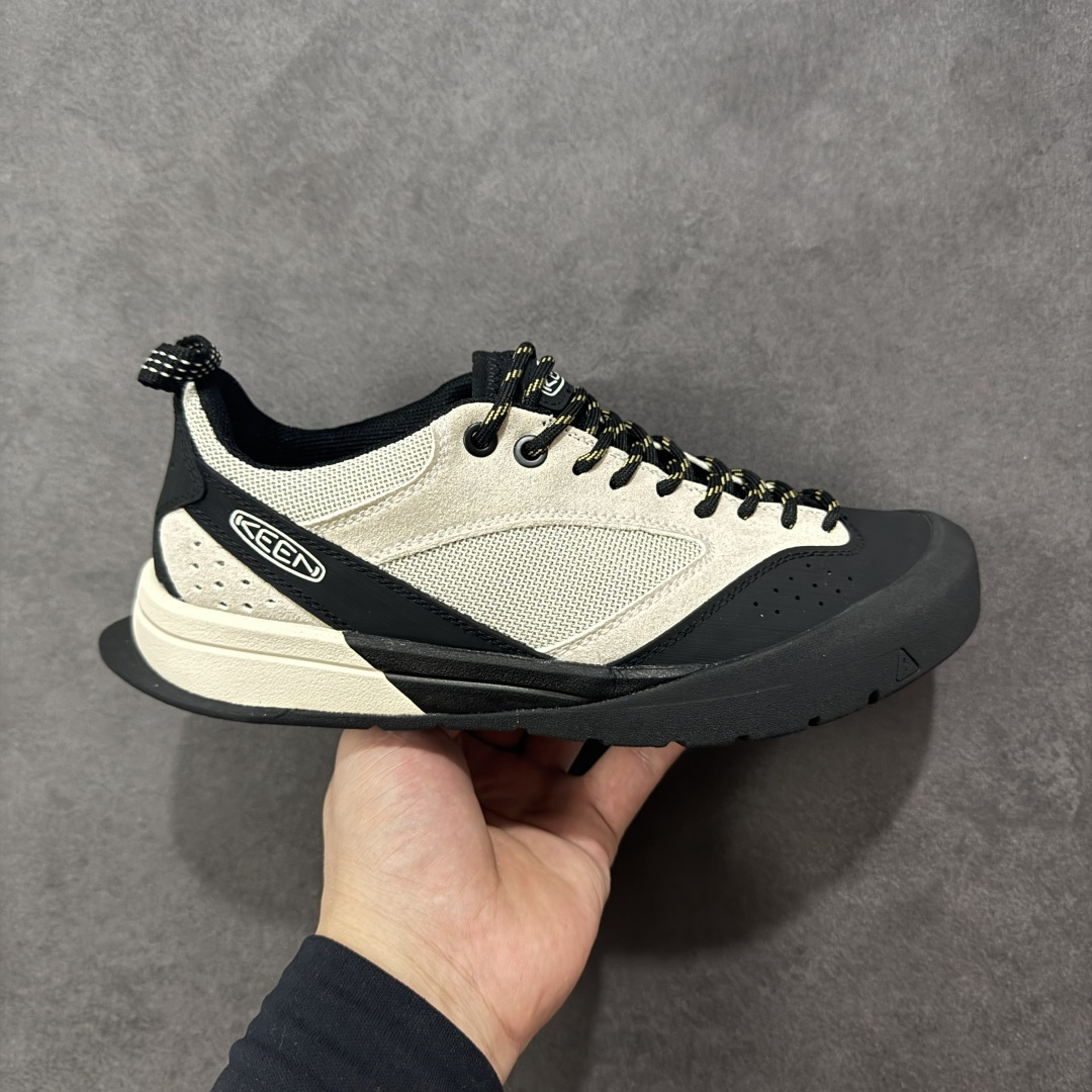 【公司级】科恩Keen Jasper Suede Sneakers 贾斯珀系列复古低帮户外风露营徒步登山运动训练鞋“绒面芥末黄黑”1022268 男女鞋采用环保绒面革鞋面材质#内嵌高密度EVA发泡缓震脚垫#外置一体式包裹防滑防剐蹭耐磨橡胶大底 向经典的90年代致敬！山系神级鞋履,美国人气户外品牌 说到 KEEN 这个户外品牌，除了之前介绍过的经典凉鞋 KEEN NEWPORT 之外，另一双具有10年历史的 JASPER 也是非常值得大家关注的经典户外鞋 ，号称山系神级鞋履的JASPER，一直都是热门的长青款户外鞋，不管是登山还是日常穿搭都非常适合，街头也早已穿搭到爆了，可以说是每位户外人必备一双的户外鞋！ 适逢 JASPER 10周年，KEEN 也推出6款新色，不对称双色设计，加上经典的90年代户外流行色系，这样的配置复古但不流俗。 尺码：36-45 编码：JJB260270-选品中心