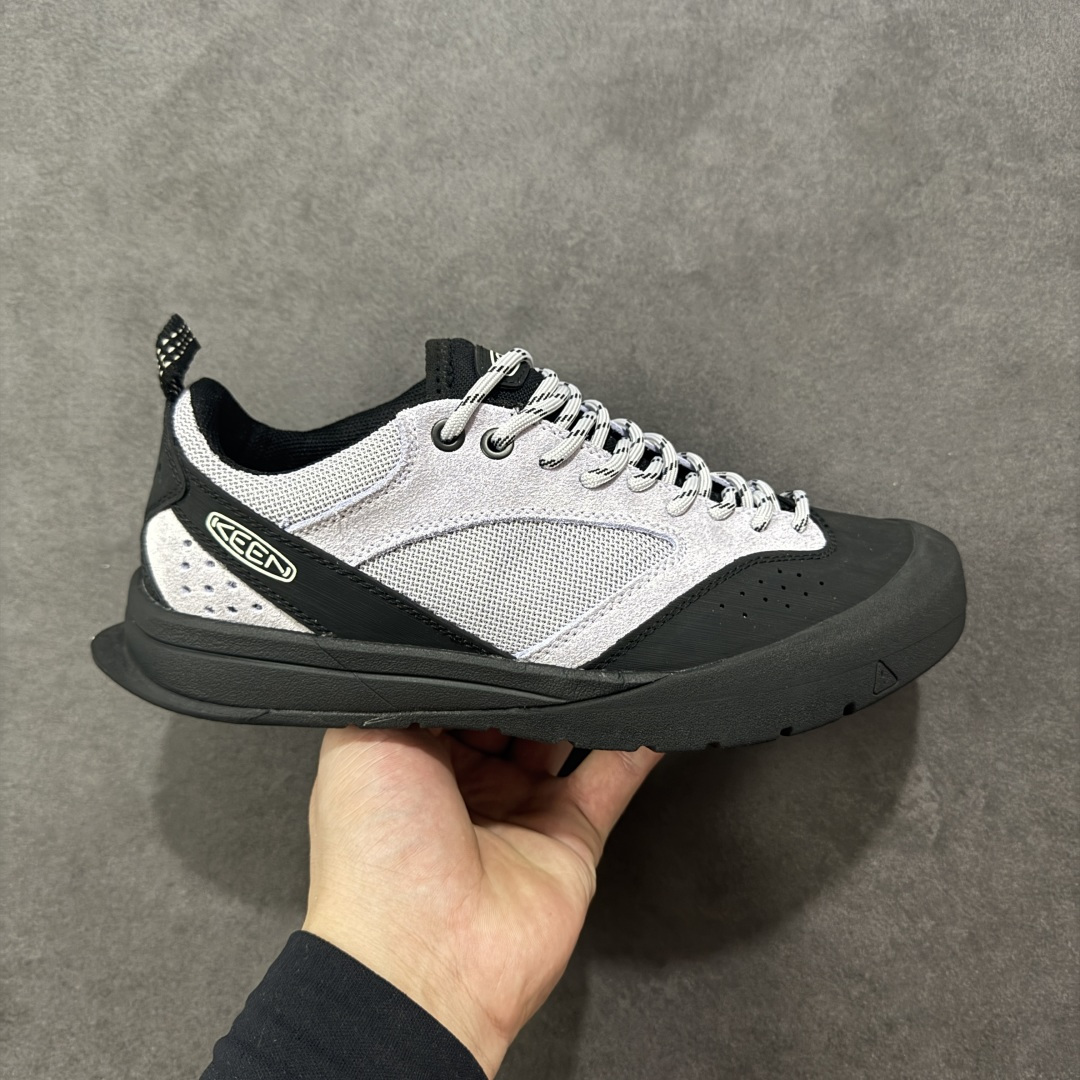 【公司级】科恩Keen Jasper Suede Sneakers 贾斯珀系列复古低帮户外风露营徒步登山运动训练鞋“绒面芥末黄黑”1022268 男女鞋采用环保绒面革鞋面材质#内嵌高密度EVA发泡缓震脚垫#外置一体式包裹防滑防剐蹭耐磨橡胶大底 向经典的90年代致敬！山系神级鞋履,美国人气户外品牌 说到 KEEN 这个户外品牌，除了之前介绍过的经典凉鞋 KEEN NEWPORT 之外，另一双具有10年历史的 JASPER 也是非常值得大家关注的经典户外鞋 ，号称山系神级鞋履的JASPER，一直都是热门的长青款户外鞋，不管是登山还是日常穿搭都非常适合，街头也早已穿搭到爆了，可以说是每位户外人必备一双的户外鞋！ 适逢 JASPER 10周年，KEEN 也推出6款新色，不对称双色设计，加上经典的90年代户外流行色系，这样的配置复古但不流俗。 尺码：36-45 编码：JJB260270-选品中心