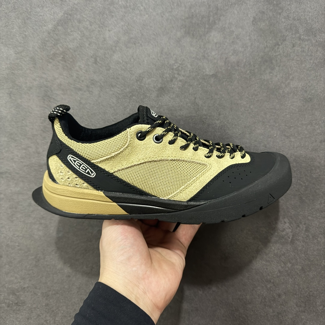 【公司级】科恩Keen Jasper Suede Sneakers 贾斯珀系列复古低帮户外风露营徒步登山运动训练鞋“绒面芥末黄黑”1022268 男女鞋采用环保绒面革鞋面材质#内嵌高密度EVA发泡缓震脚垫#外置一体式包裹防滑防剐蹭耐磨橡胶大底❗向经典的90年代致敬！山系神级鞋履,美国人气户外品牌 说到 KEEN 这个户外品牌，除了之前介绍过的经典凉鞋 KEEN NEWPORT 之外，另一双具有10年历史的 JASPER 也是非常值得大家关注的经典户外鞋 ，号称山系神级鞋履的JASPER，一直都是热门的长青款户外鞋，不管是登山还是日常穿搭都非常适合，街头也早已穿搭到爆了，可以说是每位户外人必备一双的户外鞋！ 适逢 JASPER 10周年，KEEN 也推出6款新色，不对称双色设计，加上经典的90年代户外流行色系，这样的配置复古但不流俗。 尺码：36-45 编码：JJB260270-选品中心