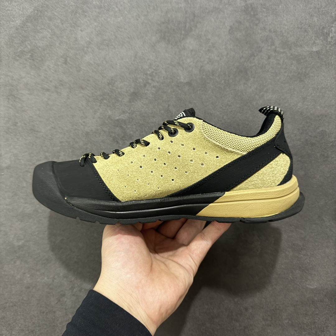 图片[2]-【公司级】科恩Keen Jasper Suede Sneakers 贾斯珀系列复古低帮户外风露营徒步登山运动训练鞋“绒面芥末黄黑”1022268 男女鞋采用环保绒面革鞋面材质#内嵌高密度EVA发泡缓震脚垫#外置一体式包裹防滑防剐蹭耐磨橡胶大底❗向经典的90年代致敬！山系神级鞋履,美国人气户外品牌 说到 KEEN 这个户外品牌，除了之前介绍过的经典凉鞋 KEEN NEWPORT 之外，另一双具有10年历史的 JASPER 也是非常值得大家关注的经典户外鞋 ，号称山系神级鞋履的JASPER，一直都是热门的长青款户外鞋，不管是登山还是日常穿搭都非常适合，街头也早已穿搭到爆了，可以说是每位户外人必备一双的户外鞋！ 适逢 JASPER 10周年，KEEN 也推出6款新色，不对称双色设计，加上经典的90年代户外流行色系，这样的配置复古但不流俗。 尺码：36-45 编码：JJB260270-选品中心