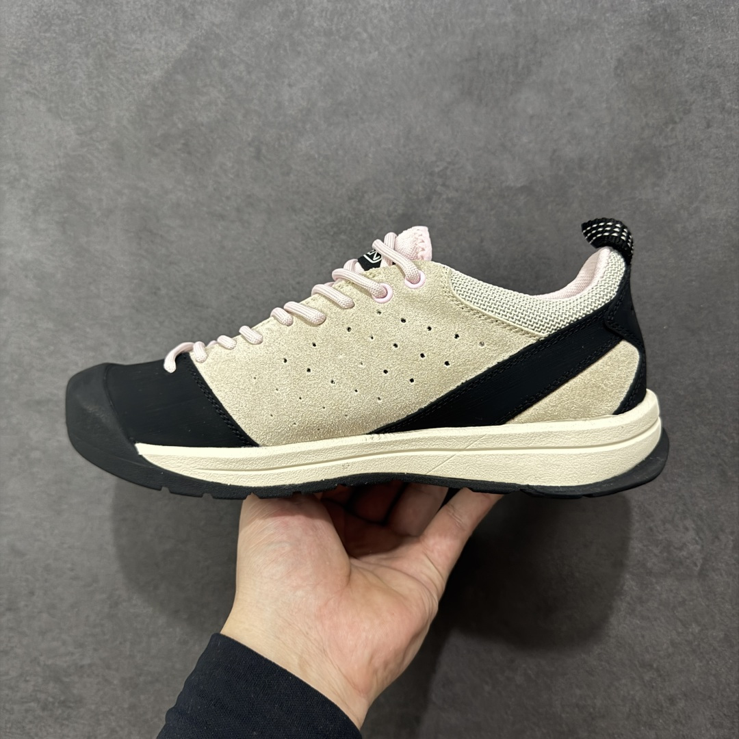 图片[2]-【公司级】科恩Keen Jasper Suede Sneakers 贾斯珀系列复古低帮户外风露营徒步登山运动训练鞋“绒面芥末黄黑”1022268 男女鞋采用环保绒面革鞋面材质#内嵌高密度EVA发泡缓震脚垫#外置一体式包裹防滑防剐蹭耐磨橡胶大底❗ 向经典的90年代致敬！山系神级鞋履,美国人气户外品牌 说到 KEEN 这个户外品牌，除了之前介绍过的经典凉鞋 KEEN NEWPORT 之外，另一双具有10年历史的 JASPER 也是非常值得大家关注的经典户外鞋 ，号称山系神级鞋履的JASPER，一直都是热门的长青款户外鞋，不管是登山还是日常穿搭都非常适合，街头也早已穿搭到爆了，可以说是每位户外人必备一双的户外鞋！ 适逢 JASPER 10周年，KEEN 也推出6款新色，不对称双色设计，加上经典的90年代户外流行色系，这样的配置复古但不流俗。 尺码：36-45 编码：JJB260270-选品中心