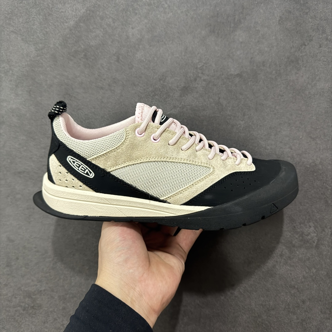 【公司级】科恩Keen Jasper Suede Sneakers 贾斯珀系列复古低帮户外风露营徒步登山运动训练鞋“绒面芥末黄黑”1022268 男女鞋采用环保绒面革鞋面材质#内嵌高密度EVA发泡缓震脚垫#外置一体式包裹防滑防剐蹭耐磨橡胶大底❗ 向经典的90年代致敬！山系神级鞋履,美国人气户外品牌 说到 KEEN 这个户外品牌，除了之前介绍过的经典凉鞋 KEEN NEWPORT 之外，另一双具有10年历史的 JASPER 也是非常值得大家关注的经典户外鞋 ，号称山系神级鞋履的JASPER，一直都是热门的长青款户外鞋，不管是登山还是日常穿搭都非常适合，街头也早已穿搭到爆了，可以说是每位户外人必备一双的户外鞋！ 适逢 JASPER 10周年，KEEN 也推出6款新色，不对称双色设计，加上经典的90年代户外流行色系，这样的配置复古但不流俗。 尺码：36-45 编码：JJB260270-选品中心