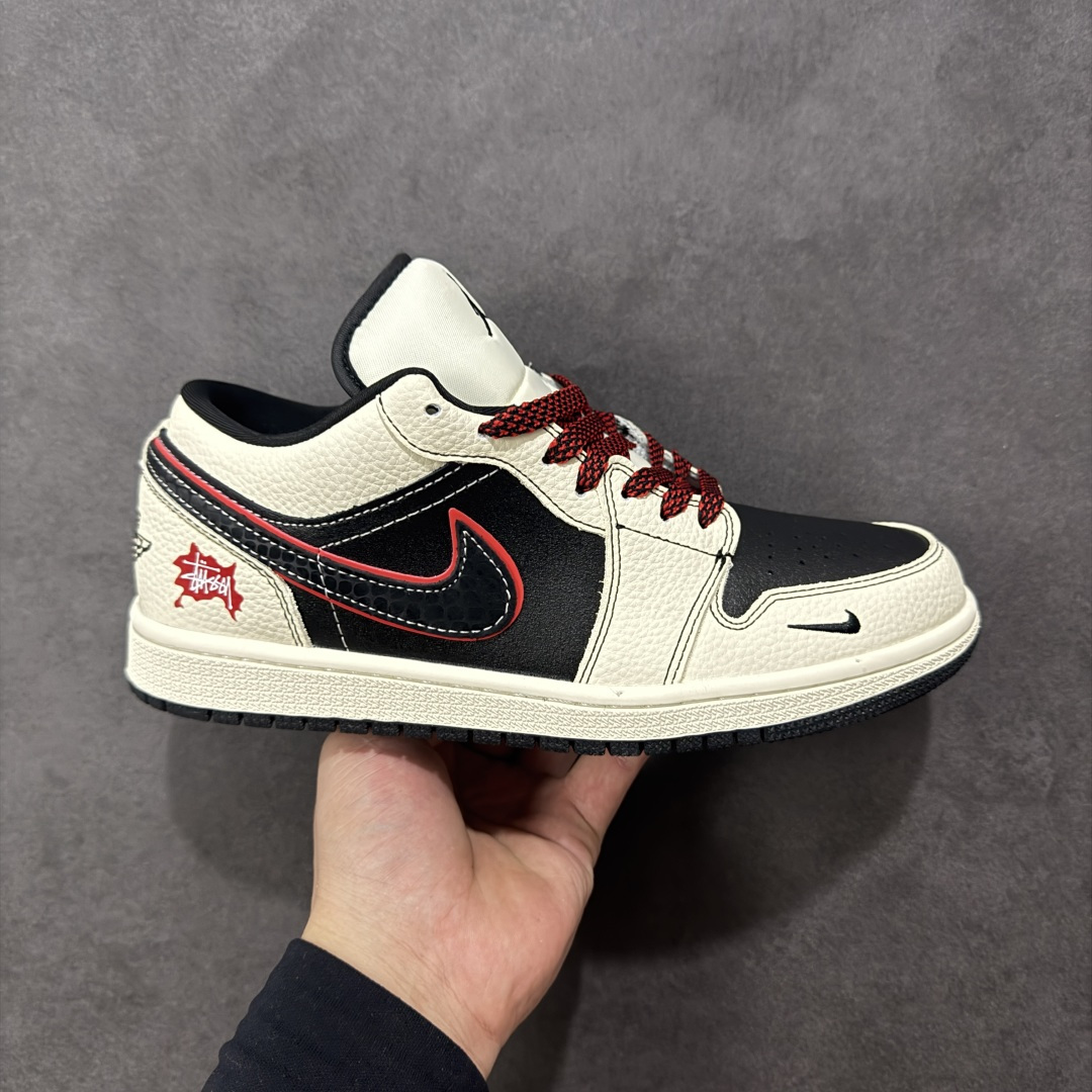 【定制版】Nike Jordan Air Jordan 1“斯图西联名——米白黑红勾” 高端定制 低帮 复古 减震 防滑 耐磨 篮球鞋 定制鞋盒 大厂纯原品质出货 超高清洁度 皮料切割干净无任何毛边 细节完美 货号:QG1988-013 尺码:36 36.5 37.5 38 38.5 39 40 40.5 41 42 42.5 43 44 44.5 45 编码:HXSB330340-选品中心