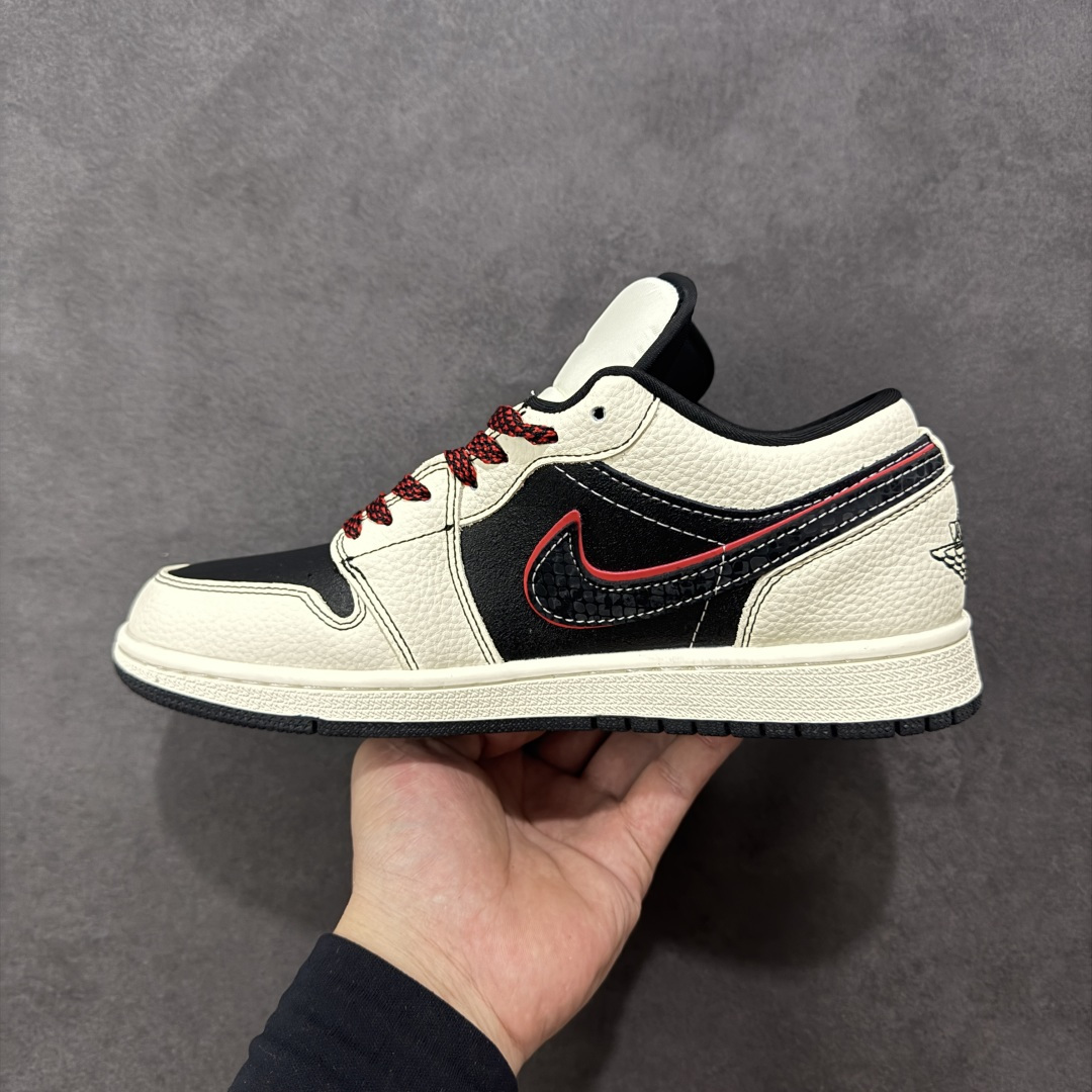 图片[2]-【定制版】Nike Jordan Air Jordan 1“斯图西联名——米白黑红勾” 高端定制 低帮 复古 减震 防滑 耐磨 篮球鞋 定制鞋盒 大厂纯原品质出货 超高清洁度 皮料切割干净无任何毛边 细节完美 货号：QG1988-013 尺码：36 36.5 37.5 38 38.5 39 40 40.5 41 42 42.5 43 44 44.5 45 编码：HXSB330340-选品中心
