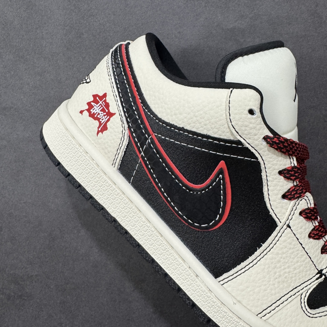 图片[6]-【定制版】Nike Jordan Air Jordan 1“斯图西联名——米白黑红勾” 高端定制 低帮 复古 减震 防滑 耐磨 篮球鞋 定制鞋盒 大厂纯原品质出货 超高清洁度 皮料切割干净无任何毛边 细节完美 货号：QG1988-013 尺码：36 36.5 37.5 38 38.5 39 40 40.5 41 42 42.5 43 44 44.5 45 编码：HXSB330340-选品中心