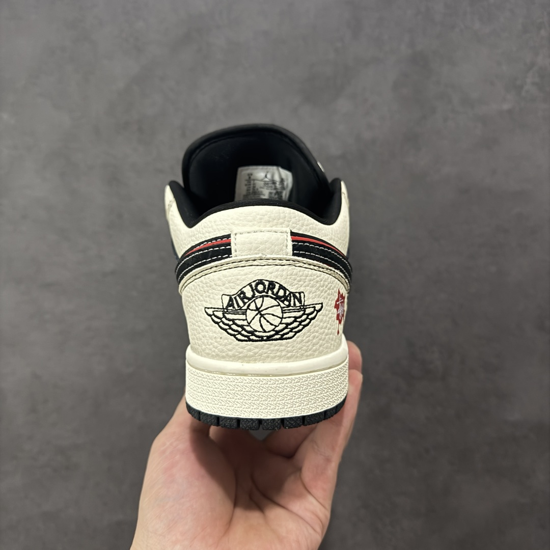 图片[4]-【定制版】Nike Jordan Air Jordan 1“斯图西联名——米白黑红勾” 高端定制 低帮 复古 减震 防滑 耐磨 篮球鞋 定制鞋盒 大厂纯原品质出货 超高清洁度 皮料切割干净无任何毛边 细节完美 货号：QG1988-013 尺码：36 36.5 37.5 38 38.5 39 40 40.5 41 42 42.5 43 44 44.5 45 编码：HXSB330340-选品中心