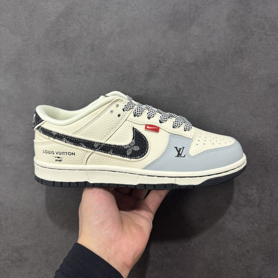 【定制版】Nike SB Dunk Low“ LV联名——米黑牛仔” 周年高端定制 低帮休闲板鞋 定制鞋盒 大厂纯原品质出货 超高清洁度 皮料切割干净无任何毛边 细节完美 货号：DN3168-002 尺码：36 36.5 37.5 38 38.5 39 40 40.5 41 42 42.5 43 44 44.5 45 编码：HXSB330340-选品中心