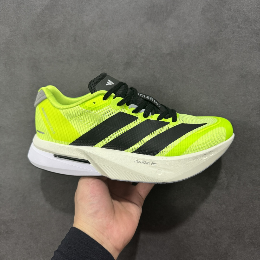 【真碳版本】Ad Adizero Boston 13 阿迪马拉松系列超轻防滑训练跑步运动鞋 JS4933 市场目前独家使用真碳柱 组合底版本 区别市场涂漆假碳一体大底货 这双跑鞋在保留了前一代的核心科技的基础上，做了一些调整和优化，让跑鞋的脚感更加柔软、回弹和舒适。同时，它也回归了 BOSTON 系列原本的精神，提供了一双适合各种训练和速度的性能跑鞋。 尺码：36 36.5 37 38 38.5 39 40 40.5 41 42 42.5 43 44 44.5 45-选品中心