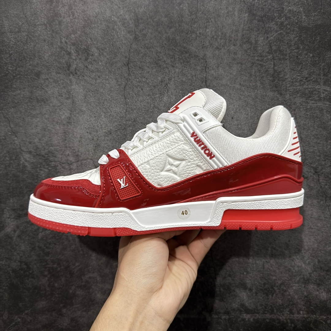 图片[2]-【专柜版/海淘代购版】 现货当天可取 LV Trainer系列高奢运动鞋 黑红漆皮 新款芯片顶级 潮人必备单品 同步ZP官网空胶工艺 鞋舌、挂饰均镶嵌NFC芯片感应装置 正确胶片断点式设计 中底正确还原原版油印字母比例 1：1原楦格板、楦头、刀磨全新升级！ 独家订制顶级压纹麂皮 原版开模TPU大底 质感原版一致 垫脚聚米微料加透气英伦网布 披靡市场任何版本！细节完美呈现！ 代购指定版本 全新升级最新双盒包装 扫码秒进官网！ 全套包装配件同比原版 尺码： 38-46-选品中心