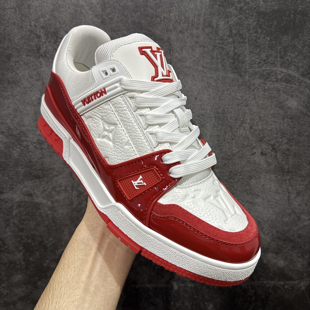 图片[3]-【专柜版/海淘代购版】 现货当天可取 LV Trainer系列高奢运动鞋 黑红漆皮 新款芯片顶级 潮人必备单品 同步ZP官网空胶工艺 鞋舌、挂饰均镶嵌NFC芯片感应装置 正确胶片断点式设计 中底正确还原原版油印字母比例 1：1原楦格板、楦头、刀磨全新升级！ 独家订制顶级压纹麂皮 原版开模TPU大底 质感原版一致 垫脚聚米微料加透气英伦网布 披靡市场任何版本！细节完美呈现！ 代购指定版本 全新升级最新双盒包装 扫码秒进官网！ 全套包装配件同比原版 尺码： 38-46-选品中心