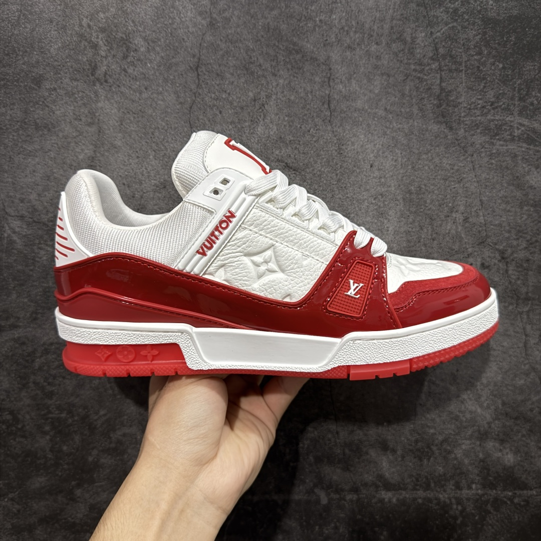【专柜版/海淘代购版】 现货当天可取 LV Trainer系列高奢运动鞋 黑红漆皮 新款芯片顶级 潮人必备单品 同步ZP官网空胶工艺 鞋舌、挂饰均镶嵌NFC芯片感应装置 正确胶片断点式设计 中底正确还原原版油印字母比例 1：1原楦格板、楦头、刀磨全新升级！ 独家订制顶级压纹麂皮 原版开模TPU大底 质感原版一致 垫脚聚米微料加透气英伦网布 披靡市场任何版本！细节完美呈现！ 代购指定版本 全新升级最新双盒包装 扫码秒进官网！ 全套包装配件同比原版 尺码： 38-46-选品中心