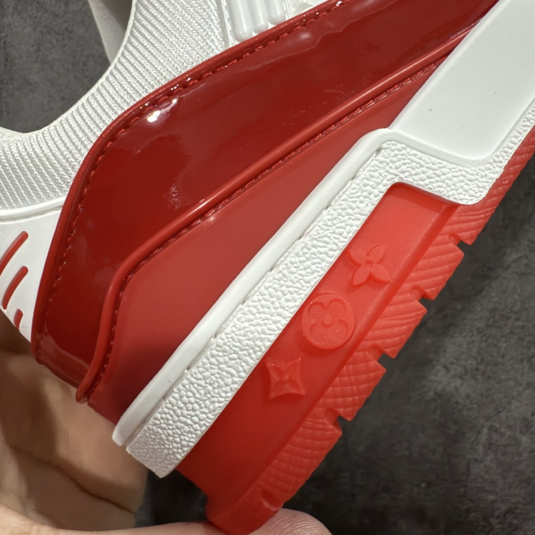 图片[3]-【专柜版/海淘代购版】 现货当天可取 LV Trainer系列高奢运动鞋 黑红漆皮 新款芯片顶级 潮人必备单品 同步ZP官网空胶工艺 鞋舌、挂饰均镶嵌NFC芯片感应装置 正确胶片断点式设计 中底正确还原原版油印字母比例 1：1原楦格板、楦头、刀磨全新升级！ 独家订制顶级压纹麂皮 原版开模TPU大底 质感原版一致 垫脚聚米微料加透气英伦网布 披靡市场任何版本！细节完美呈现！ 代购指定版本 全新升级最新双盒包装 扫码秒进官网！ 全套包装配件同比原版 尺码： 38-46-选品中心