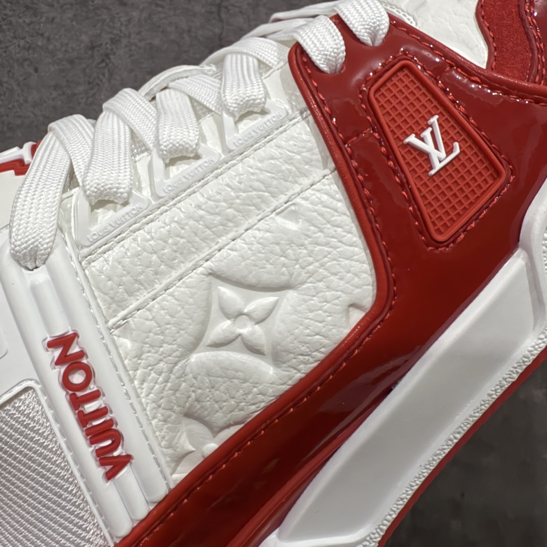 图片[4]-【专柜版/海淘代购版】 现货当天可取 LV Trainer系列高奢运动鞋 黑红漆皮 新款芯片顶级 潮人必备单品 同步ZP官网空胶工艺 鞋舌、挂饰均镶嵌NFC芯片感应装置 正确胶片断点式设计 中底正确还原原版油印字母比例 1：1原楦格板、楦头、刀磨全新升级！ 独家订制顶级压纹麂皮 原版开模TPU大底 质感原版一致 垫脚聚米微料加透气英伦网布 披靡市场任何版本！细节完美呈现！ 代购指定版本 全新升级最新双盒包装 扫码秒进官网！ 全套包装配件同比原版 尺码： 38-46-选品中心