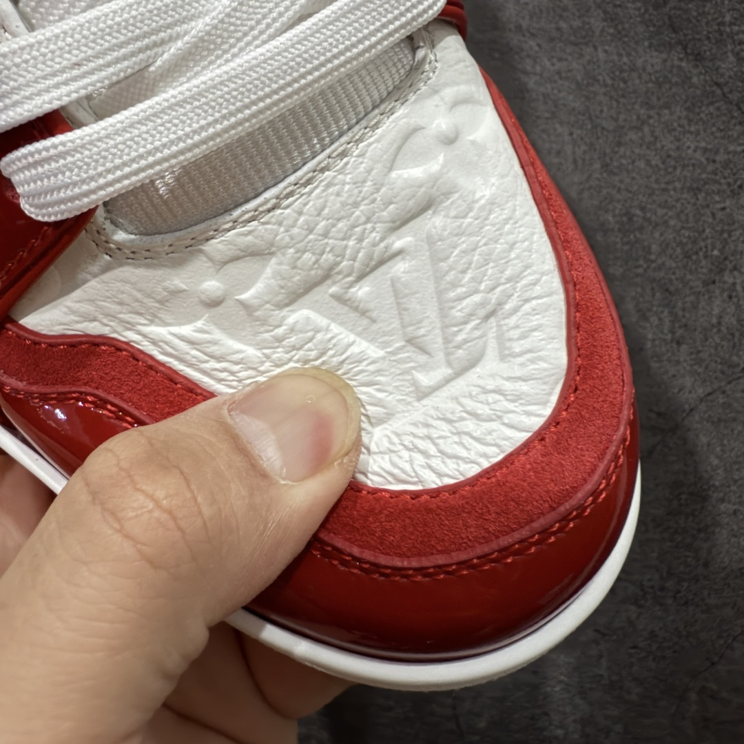 图片[5]-【专柜版/海淘代购版】 现货当天可取 LV Trainer系列高奢运动鞋 黑红漆皮 新款芯片顶级 潮人必备单品 同步ZP官网空胶工艺 鞋舌、挂饰均镶嵌NFC芯片感应装置 正确胶片断点式设计 中底正确还原原版油印字母比例 1：1原楦格板、楦头、刀磨全新升级！ 独家订制顶级压纹麂皮 原版开模TPU大底 质感原版一致 垫脚聚米微料加透气英伦网布 披靡市场任何版本！细节完美呈现！ 代购指定版本 全新升级最新双盒包装 扫码秒进官网！ 全套包装配件同比原版 尺码： 38-46-选品中心