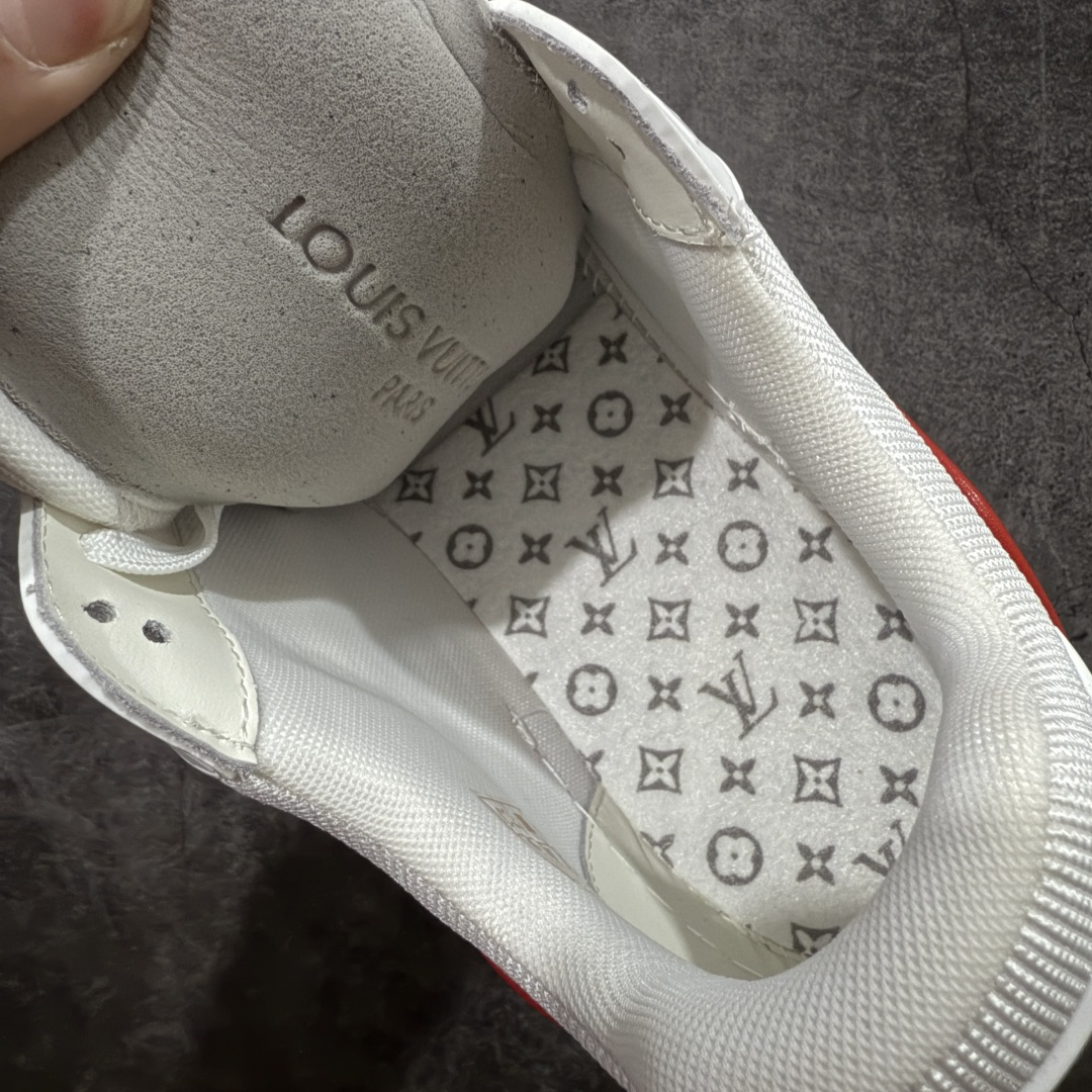 图片[9]-【专柜版/海淘代购版】 现货当天可取 LV Trainer系列高奢运动鞋 黑红漆皮 新款芯片顶级 潮人必备单品 同步ZP官网空胶工艺 鞋舌、挂饰均镶嵌NFC芯片感应装置 正确胶片断点式设计 中底正确还原原版油印字母比例 1：1原楦格板、楦头、刀磨全新升级！ 独家订制顶级压纹麂皮 原版开模TPU大底 质感原版一致 垫脚聚米微料加透气英伦网布 披靡市场任何版本！细节完美呈现！ 代购指定版本 全新升级最新双盒包装 扫码秒进官网！ 全套包装配件同比原版 尺码： 38-46-选品中心