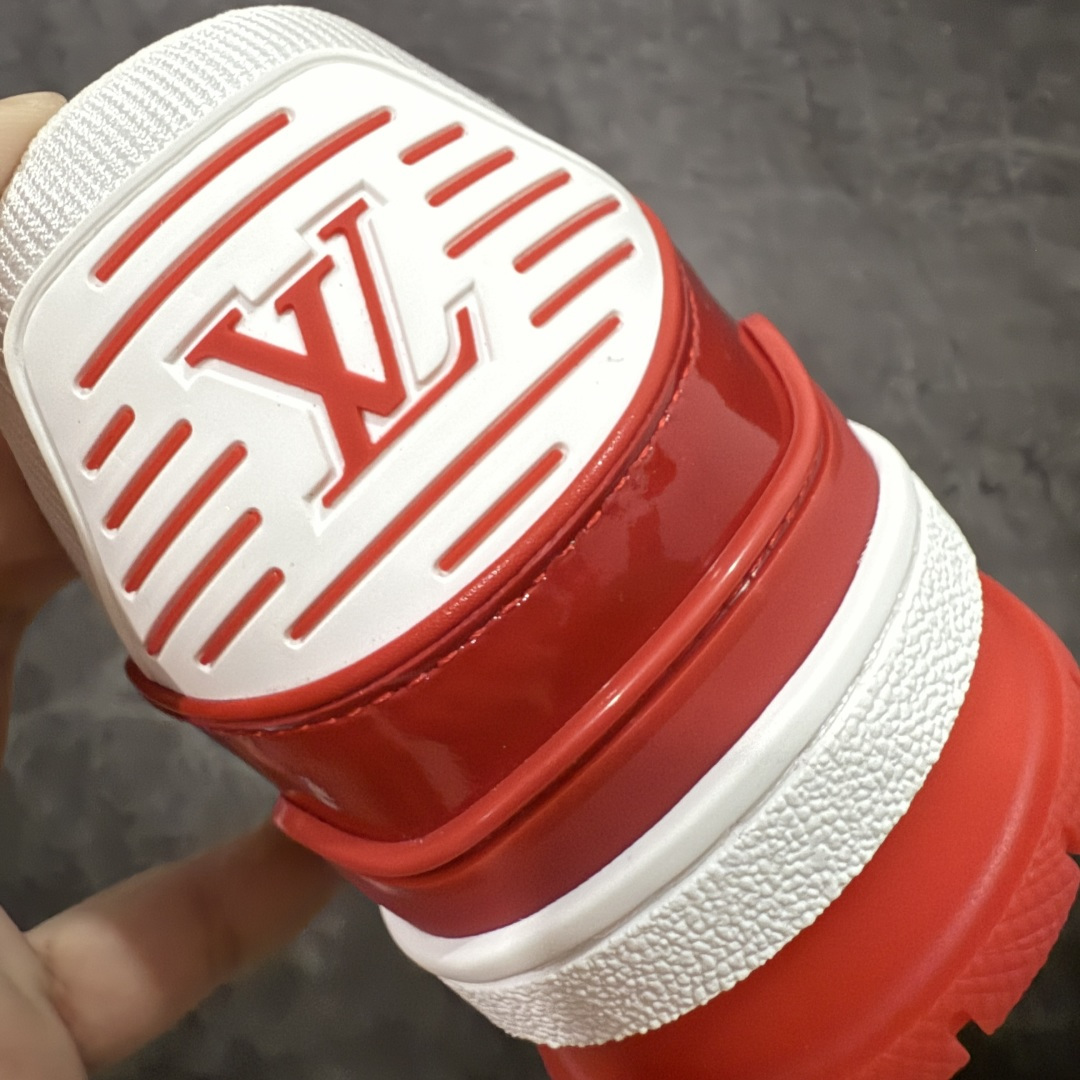 图片[2]-【专柜版/海淘代购版】 现货当天可取 LV Trainer系列高奢运动鞋 黑红漆皮 新款芯片顶级 潮人必备单品 同步ZP官网空胶工艺 鞋舌、挂饰均镶嵌NFC芯片感应装置 正确胶片断点式设计 中底正确还原原版油印字母比例 1：1原楦格板、楦头、刀磨全新升级！ 独家订制顶级压纹麂皮 原版开模TPU大底 质感原版一致 垫脚聚米微料加透气英伦网布 披靡市场任何版本！细节完美呈现！ 代购指定版本 全新升级最新双盒包装 扫码秒进官网！ 全套包装配件同比原版 尺码： 38-46-选品中心