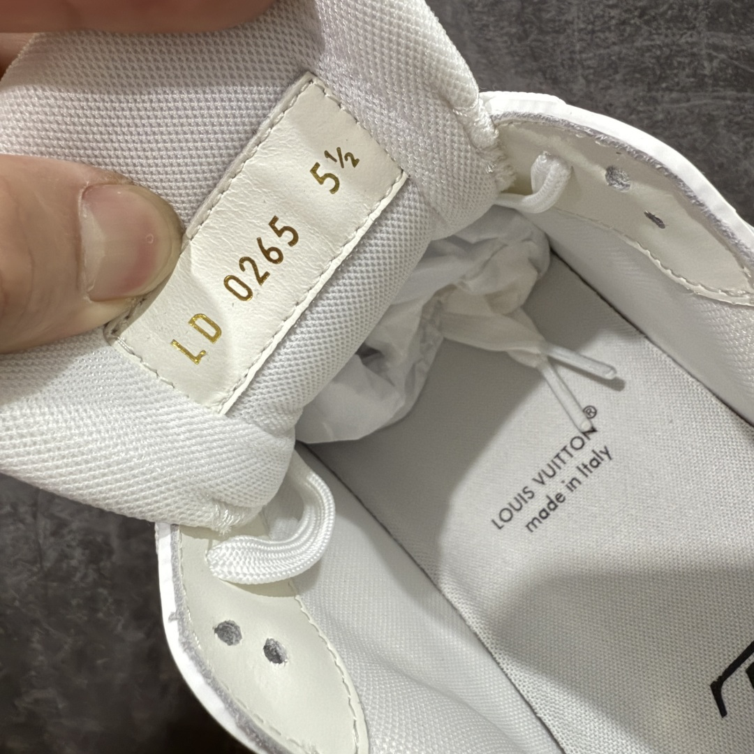 图片[7]-【专柜版/海淘代购版】 现货当天可取 LV Trainer系列高奢运动鞋 黑红漆皮 新款芯片顶级 潮人必备单品 同步ZP官网空胶工艺 鞋舌、挂饰均镶嵌NFC芯片感应装置 正确胶片断点式设计 中底正确还原原版油印字母比例 1：1原楦格板、楦头、刀磨全新升级！ 独家订制顶级压纹麂皮 原版开模TPU大底 质感原版一致 垫脚聚米微料加透气英伦网布 披靡市场任何版本！细节完美呈现！ 代购指定版本 全新升级最新双盒包装 扫码秒进官网！ 全套包装配件同比原版 尺码： 38-46-选品中心