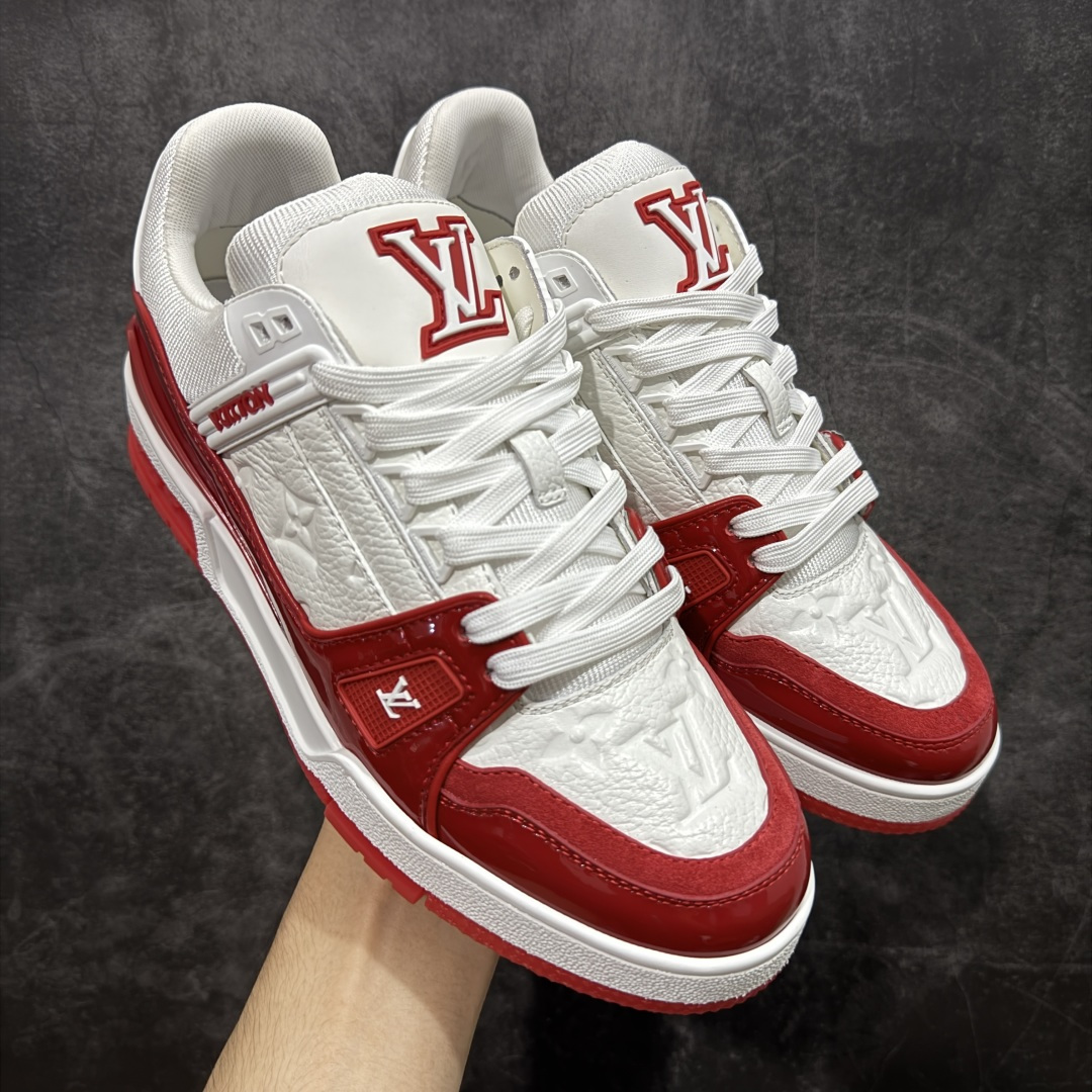 【专柜版/海淘代购版】 现货当天可取 LV Trainer系列高奢运动鞋 黑红漆皮 新款芯片顶级 潮人必备单品 同步ZP官网空胶工艺 鞋舌、挂饰均镶嵌NFC芯片感应装置 正确胶片断点式设计 中底正确还原原版油印字母比例 1：1原楦格板、楦头、刀磨全新升级！ 独家订制顶级压纹麂皮 原版开模TPU大底 质感原版一致 垫脚聚米微料加透气英伦网布 披靡市场任何版本！细节完美呈现！ 代购指定版本 全新升级最新双盒包装 扫码秒进官网！ 全套包装配件同比原版 尺码： 38-46-选品中心