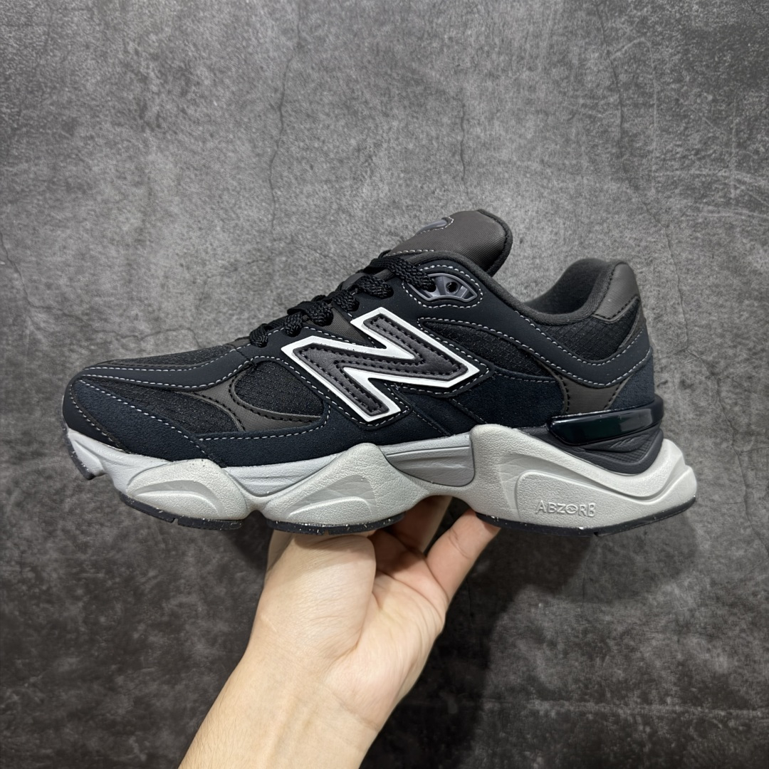 图片[2]-【纯原版】 New Balance NB9060 联名款 复古休闲运动慢跑鞋 灰色 U9060ORA 全套原楦原纸板原厂数据开发 进口三明治网面 原装进口翻毛皮料正确绒感卡色 正确中底拉帮中底网布细节 原厂标裁 带紫光防伪 定制后跟透明水晶模块 冲裁组合 大底贴合程度胶水上色把控完美 整洁度挑战全网艺术家 多道序QC把关品质完善 匠心打造 耗时两个月开发完成 工艺极其复杂难度可想而知 新开独立私模大底 全网唯一正确六层组合大底 高端零售专供产物 尺码：36 37 37.5 38 38.5 39 40 40.5 41 42 42.5 43 44 45 46.5-选品中心