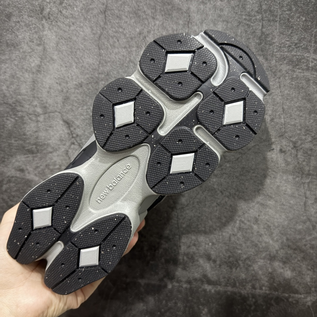 图片[9]-【纯原版】 New Balance NB9060 联名款 复古休闲运动慢跑鞋 灰色 U9060ORA 全套原楦原纸板原厂数据开发 进口三明治网面 原装进口翻毛皮料正确绒感卡色 正确中底拉帮中底网布细节 原厂标裁 带紫光防伪 定制后跟透明水晶模块 冲裁组合 大底贴合程度胶水上色把控完美 整洁度挑战全网艺术家 多道序QC把关品质完善 匠心打造 耗时两个月开发完成 工艺极其复杂难度可想而知 新开独立私模大底 全网唯一正确六层组合大底 高端零售专供产物 尺码：36 37 37.5 38 38.5 39 40 40.5 41 42 42.5 43 44 45 46.5-选品中心
