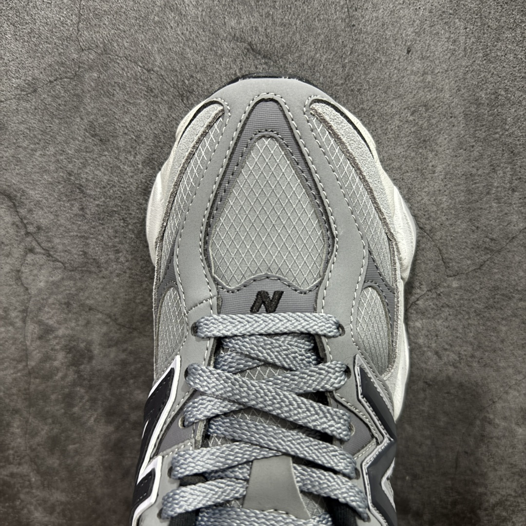 图片[5]-【纯原版】 New Balance NB9060 联名款 复古休闲运动慢跑鞋 灰色 U9060ORB 全套原楦原纸板原厂数据开发 进口三明治网面 原装进口翻毛皮料正确绒感卡色 正确中底拉帮中底网布细节 原厂标裁 带紫光防伪 定制后跟透明水晶模块 冲裁组合 大底贴合程度胶水上色把控完美 整洁度挑战全网艺术家 多道序QC把关品质完善 匠心打造 耗时两个月开发完成 工艺极其复杂难度可想而知 新开独立私模大底 全网唯一正确六层组合大底 高端零售专供产物 尺码：36 37 37.5 38 38.5 39 40 40.5 41 42 42.5 43 44 45 46.5-选品中心
