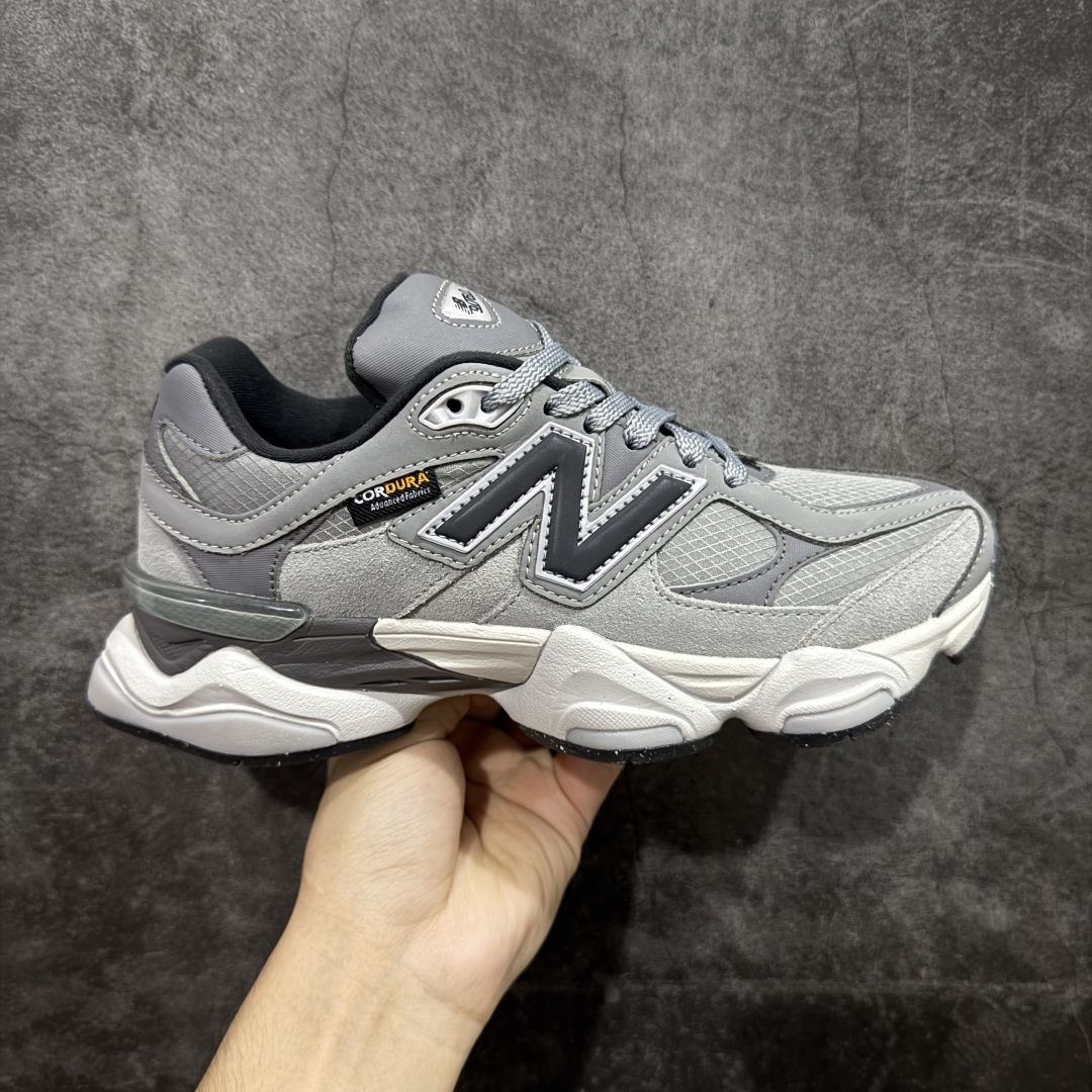 【纯原版】 New Balance NB9060 联名款 复古休闲运动慢跑鞋 灰色 U9060ORB 全套原楦原纸板原厂数据开发 进口三明治网面 原装进口翻毛皮料正确绒感卡色 正确中底拉帮中底网布细节 原厂标裁 带紫光防伪 定制后跟透明水晶模块 冲裁组合 大底贴合程度胶水上色把控完美 整洁度挑战全网艺术家 多道序QC把关品质完善 匠心打造 耗时两个月开发完成 工艺极其复杂难度可想而知 新开独立私模大底 全网唯一正确六层组合大底 高端零售专供产物 尺码：36 37 37.5 38 38.5 39 40 40.5 41 42 42.5 43 44 45 46.5-选品中心