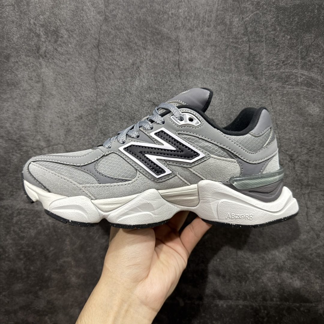 图片[2]-【纯原版】 New Balance NB9060 联名款 复古休闲运动慢跑鞋 灰色 U9060ORB 全套原楦原纸板原厂数据开发 进口三明治网面 原装进口翻毛皮料正确绒感卡色 正确中底拉帮中底网布细节 原厂标裁 带紫光防伪 定制后跟透明水晶模块 冲裁组合 大底贴合程度胶水上色把控完美 整洁度挑战全网艺术家 多道序QC把关品质完善 匠心打造 耗时两个月开发完成 工艺极其复杂难度可想而知 新开独立私模大底 全网唯一正确六层组合大底 高端零售专供产物 尺码：36 37 37.5 38 38.5 39 40 40.5 41 42 42.5 43 44 45 46.5-选品中心
