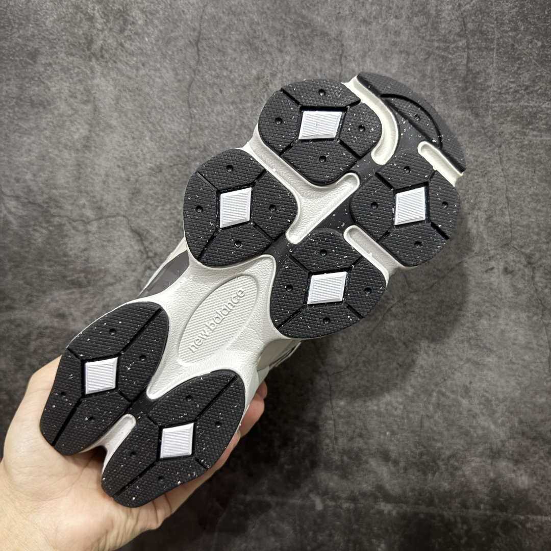 图片[9]-【纯原版】 New Balance NB9060 联名款 复古休闲运动慢跑鞋 灰色 U9060ORB 全套原楦原纸板原厂数据开发 进口三明治网面 原装进口翻毛皮料正确绒感卡色 正确中底拉帮中底网布细节 原厂标裁 带紫光防伪 定制后跟透明水晶模块 冲裁组合 大底贴合程度胶水上色把控完美 整洁度挑战全网艺术家 多道序QC把关品质完善 匠心打造 耗时两个月开发完成 工艺极其复杂难度可想而知 新开独立私模大底 全网唯一正确六层组合大底 高端零售专供产物 尺码：36 37 37.5 38 38.5 39 40 40.5 41 42 42.5 43 44 45 46.5-选品中心