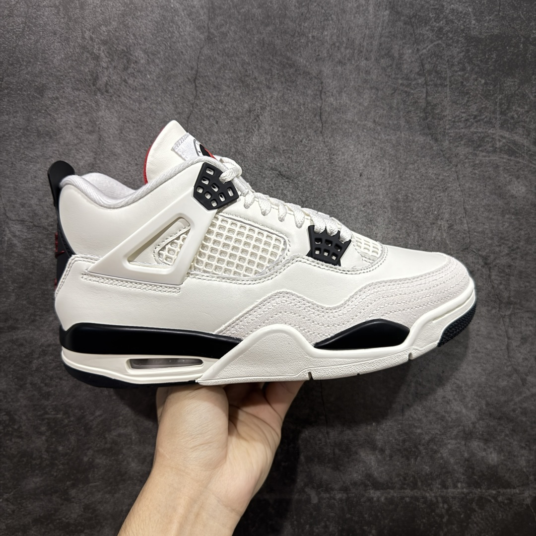 【GX纯原】Air Jordan AJ4 “Flight Club”Sail/Black-University Red 飞行俱乐部 IM4002-100 全新批次 重点区分市面 唯一正确细节 后跟饰片中心位置有合模线 超弹硅胶材质 内层不织布补强 补强为硅胶提供更强耐久性 避免断裂 圈内最强四代 独家外贸特供尺码含 45.5 49.5 50.5 耗时半年巨作 全套原纸板楦头开发 原厂特供皮料加持 确保原汁原味 完美呈现四代版型 一比一鞋头弧度高度鞋身弧度 数据细节工艺流程均保持原鞋一致 原厂TPU网格鞋带扣 正确内里网布 菱角分明不变形无多余毛边 柔软性质感一致于原鞋 市场唯一原厂鞋扣模具 背面可见隐藏注塑口 原厂织唛标 原厂飞人电绣工艺 尾指中部跳三针 独家绑鞋带手法 印刷中底布 四线拉帮 米色美纹纸贴合固定 进口港宝加持 后跟自然饱满 全鞋荧光划线卡点 追求极致完美 每一双都是工艺品 多重QC质检 超越公司货的品控标准 实实在在的免检产品 尺码:40 40.5 41 42 42.5 43 44 44.5 45 45.5 46 47.5 48.5 49.5 50.5-选品中心