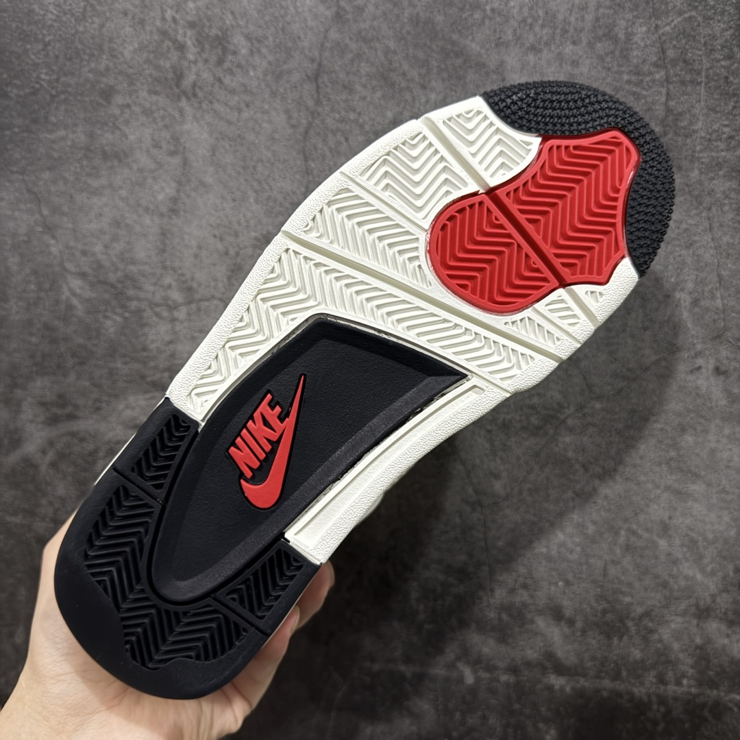 图片[9]-【GX纯原】Air Jordan AJ4 “Flight Club”Sail/Black-University Red 飞行俱乐部 IM4002-100 全新批次 重点区分市面 唯一正确细节 后跟饰片中心位置有合模线 超弹硅胶材质 内层不织布补强 补强为硅胶提供更强耐久性 避免断裂 圈内最强四代 独家外贸特供尺码含 45.5 49.5 50.5 耗时半年巨作 全套原纸板楦头开发 原厂特供皮料加持 确保原汁原味 完美呈现四代版型 一比一鞋头弧度高度鞋身弧度 数据细节工艺流程均保持原鞋一致 原厂TPU网格鞋带扣 正确内里网布 菱角分明不变形无多余毛边 柔软性质感一致于原鞋 市场唯一原厂鞋扣模具 背面可见隐藏注塑口 原厂织唛标 原厂飞人电绣工艺 尾指中部跳三针 独家绑鞋带手法 印刷中底布 四线拉帮 米色美纹纸贴合固定 进口港宝加持 后跟自然饱满 全鞋荧光划线卡点 追求极致完美 每一双都是工艺品 多重QC质检 超越公司货的品控标准 实实在在的免检产品 尺码：40 40.5 41 42 42.5 43 44 44.5 45 45.5 46 47.5 48.5 49.5 50.5-选品中心