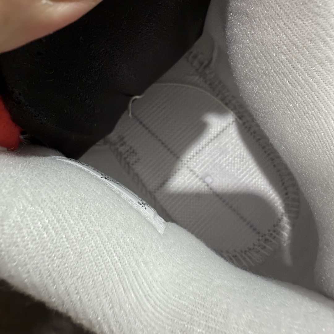 图片[8]-【GX纯原】Air Jordan AJ4 “Flight Club”Sail/Black-University Red 飞行俱乐部 IM4002-100 全新批次 重点区分市面 唯一正确细节 后跟饰片中心位置有合模线 超弹硅胶材质 内层不织布补强 补强为硅胶提供更强耐久性 避免断裂 圈内最强四代 独家外贸特供尺码含 45.5 49.5 50.5 耗时半年巨作 全套原纸板楦头开发 原厂特供皮料加持 确保原汁原味 完美呈现四代版型 一比一鞋头弧度高度鞋身弧度 数据细节工艺流程均保持原鞋一致 原厂TPU网格鞋带扣 正确内里网布 菱角分明不变形无多余毛边 柔软性质感一致于原鞋 市场唯一原厂鞋扣模具 背面可见隐藏注塑口 原厂织唛标 原厂飞人电绣工艺 尾指中部跳三针 独家绑鞋带手法 印刷中底布 四线拉帮 米色美纹纸贴合固定 进口港宝加持 后跟自然饱满 全鞋荧光划线卡点 追求极致完美 每一双都是工艺品 多重QC质检 超越公司货的品控标准 实实在在的免检产品 尺码：40 40.5 41 42 42.5 43 44 44.5 45 45.5 46 47.5 48.5 49.5 50.5-选品中心