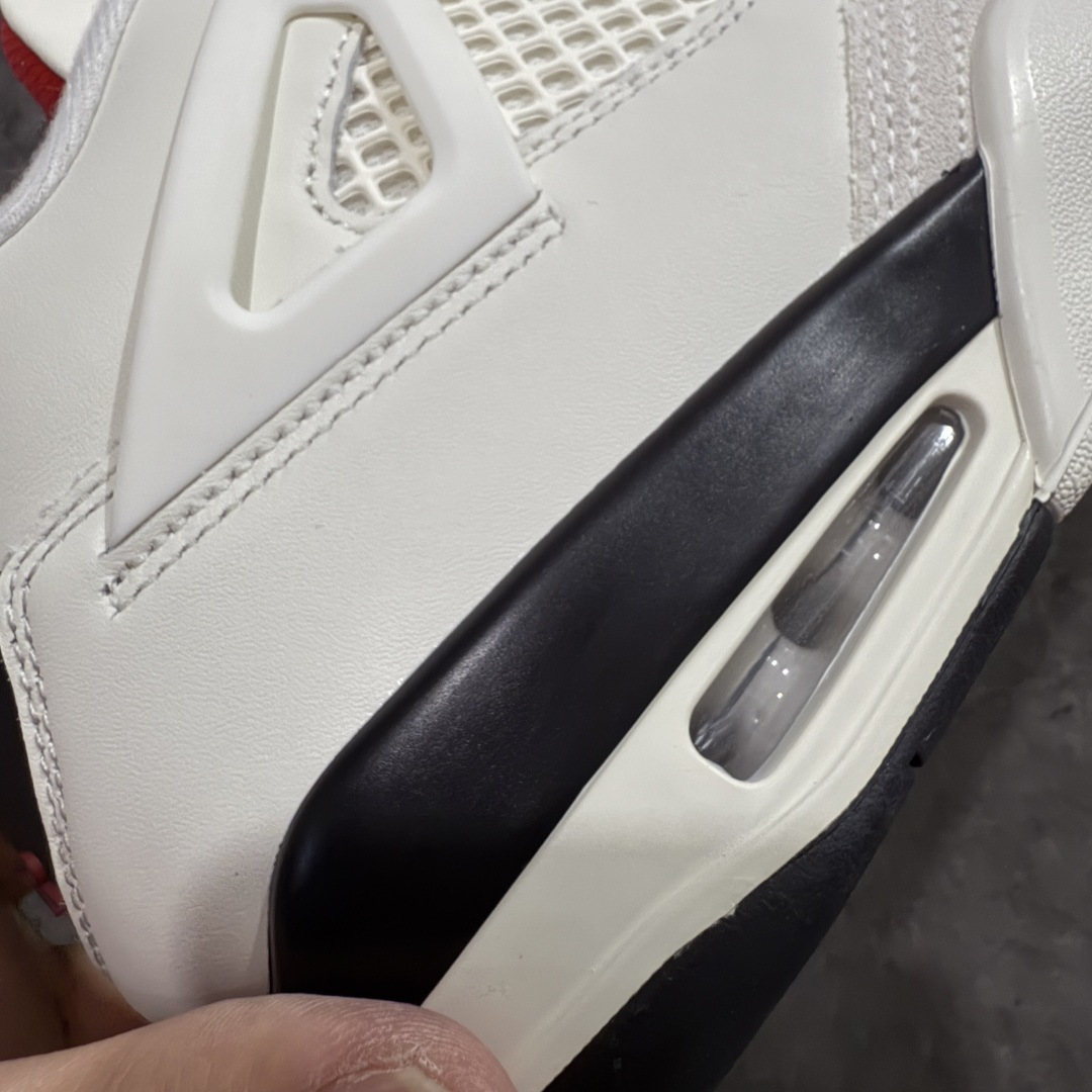 图片[3]-【GX纯原】Air Jordan AJ4 “Flight Club”Sail/Black-University Red 飞行俱乐部 IM4002-100 全新批次 重点区分市面 唯一正确细节 后跟饰片中心位置有合模线 超弹硅胶材质 内层不织布补强 补强为硅胶提供更强耐久性 避免断裂 圈内最强四代 独家外贸特供尺码含 45.5 49.5 50.5 耗时半年巨作 全套原纸板楦头开发 原厂特供皮料加持 确保原汁原味 完美呈现四代版型 一比一鞋头弧度高度鞋身弧度 数据细节工艺流程均保持原鞋一致 原厂TPU网格鞋带扣 正确内里网布 菱角分明不变形无多余毛边 柔软性质感一致于原鞋 市场唯一原厂鞋扣模具 背面可见隐藏注塑口 原厂织唛标 原厂飞人电绣工艺 尾指中部跳三针 独家绑鞋带手法 印刷中底布 四线拉帮 米色美纹纸贴合固定 进口港宝加持 后跟自然饱满 全鞋荧光划线卡点 追求极致完美 每一双都是工艺品 多重QC质检 超越公司货的品控标准 实实在在的免检产品 尺码：40 40.5 41 42 42.5 43 44 44.5 45 45.5 46 47.5 48.5 49.5 50.5-选品中心
