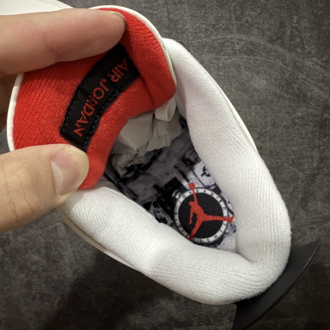 图片[7]-【GX纯原】Air Jordan AJ4 “Flight Club”Sail/Black-University Red 飞行俱乐部 IM4002-100 全新批次 重点区分市面 唯一正确细节 后跟饰片中心位置有合模线 超弹硅胶材质 内层不织布补强 补强为硅胶提供更强耐久性 避免断裂 圈内最强四代 独家外贸特供尺码含 45.5 49.5 50.5 耗时半年巨作 全套原纸板楦头开发 原厂特供皮料加持 确保原汁原味 完美呈现四代版型 一比一鞋头弧度高度鞋身弧度 数据细节工艺流程均保持原鞋一致 原厂TPU网格鞋带扣 正确内里网布 菱角分明不变形无多余毛边 柔软性质感一致于原鞋 市场唯一原厂鞋扣模具 背面可见隐藏注塑口 原厂织唛标 原厂飞人电绣工艺 尾指中部跳三针 独家绑鞋带手法 印刷中底布 四线拉帮 米色美纹纸贴合固定 进口港宝加持 后跟自然饱满 全鞋荧光划线卡点 追求极致完美 每一双都是工艺品 多重QC质检 超越公司货的品控标准 实实在在的免检产品 尺码：40 40.5 41 42 42.5 43 44 44.5 45 45.5 46 47.5 48.5 49.5 50.5-选品中心