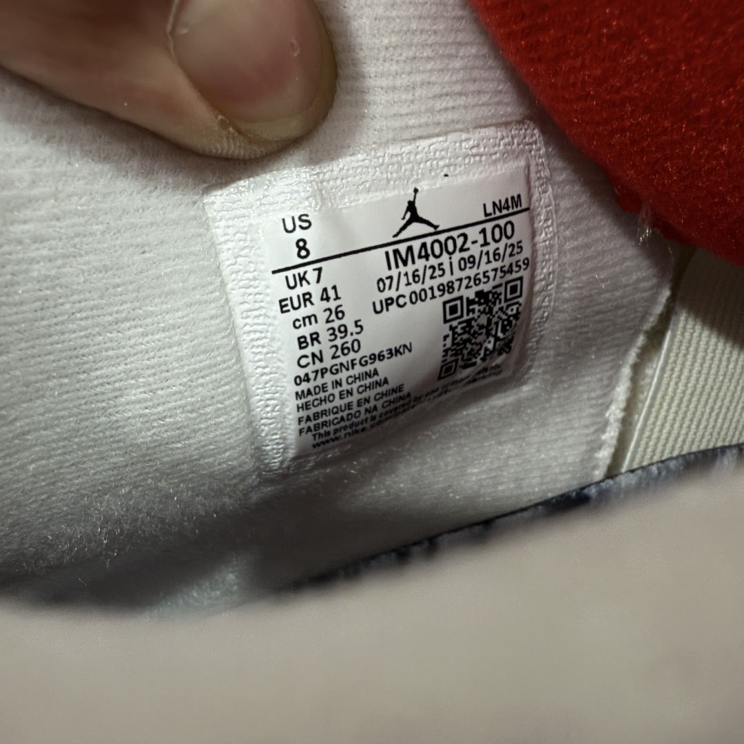 图片[9]-【GX纯原】Air Jordan AJ4 “Flight Club”Sail/Black-University Red 飞行俱乐部 IM4002-100 全新批次 重点区分市面 唯一正确细节 后跟饰片中心位置有合模线 超弹硅胶材质 内层不织布补强 补强为硅胶提供更强耐久性 避免断裂 圈内最强四代 独家外贸特供尺码含 45.5 49.5 50.5 耗时半年巨作 全套原纸板楦头开发 原厂特供皮料加持 确保原汁原味 完美呈现四代版型 一比一鞋头弧度高度鞋身弧度 数据细节工艺流程均保持原鞋一致 原厂TPU网格鞋带扣 正确内里网布 菱角分明不变形无多余毛边 柔软性质感一致于原鞋 市场唯一原厂鞋扣模具 背面可见隐藏注塑口 原厂织唛标 原厂飞人电绣工艺 尾指中部跳三针 独家绑鞋带手法 印刷中底布 四线拉帮 米色美纹纸贴合固定 进口港宝加持 后跟自然饱满 全鞋荧光划线卡点 追求极致完美 每一双都是工艺品 多重QC质检 超越公司货的品控标准 实实在在的免检产品 尺码：40 40.5 41 42 42.5 43 44 44.5 45 45.5 46 47.5 48.5 49.5 50.5-选品中心