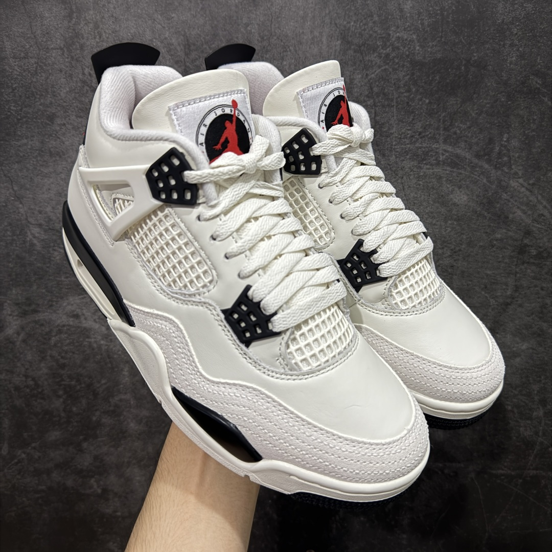 【GX纯原】Air Jordan AJ4 “Flight Club”Sail/Black-University Red 飞行俱乐部 IM4002-100 全新批次 重点区分市面 唯一正确细节 后跟饰片中心位置有合模线 超弹硅胶材质 内层不织布补强 补强为硅胶提供更强耐久性 避免断裂 圈内最强四代 独家外贸特供尺码含 45.5 49.5 50.5 耗时半年巨作 全套原纸板楦头开发 原厂特供皮料加持 确保原汁原味 完美呈现四代版型 一比一鞋头弧度高度鞋身弧度 数据细节工艺流程均保持原鞋一致 原厂TPU网格鞋带扣 正确内里网布 菱角分明不变形无多余毛边 柔软性质感一致于原鞋 市场唯一原厂鞋扣模具 背面可见隐藏注塑口 原厂织唛标 原厂飞人电绣工艺 尾指中部跳三针 独家绑鞋带手法 印刷中底布 四线拉帮 米色美纹纸贴合固定 进口港宝加持 后跟自然饱满 全鞋荧光划线卡点 追求极致完美 每一双都是工艺品 多重QC质检 超越公司货的品控标准 实实在在的免检产品 尺码：40 40.5 41 42 42.5 43 44 44.5 45 45.5 46 47.5 48.5 49.5 50.5-选品中心