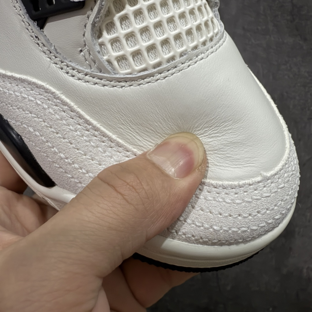 图片[5]-【GX纯原】Air Jordan AJ4 “Flight Club”Sail/Black-University Red 飞行俱乐部 IM4002-100 全新批次 重点区分市面 唯一正确细节 后跟饰片中心位置有合模线 超弹硅胶材质 内层不织布补强 补强为硅胶提供更强耐久性 避免断裂 圈内最强四代 独家外贸特供尺码含 45.5 49.5 50.5 耗时半年巨作 全套原纸板楦头开发 原厂特供皮料加持 确保原汁原味 完美呈现四代版型 一比一鞋头弧度高度鞋身弧度 数据细节工艺流程均保持原鞋一致 原厂TPU网格鞋带扣 正确内里网布 菱角分明不变形无多余毛边 柔软性质感一致于原鞋 市场唯一原厂鞋扣模具 背面可见隐藏注塑口 原厂织唛标 原厂飞人电绣工艺 尾指中部跳三针 独家绑鞋带手法 印刷中底布 四线拉帮 米色美纹纸贴合固定 进口港宝加持 后跟自然饱满 全鞋荧光划线卡点 追求极致完美 每一双都是工艺品 多重QC质检 超越公司货的品控标准 实实在在的免检产品 尺码：40 40.5 41 42 42.5 43 44 44.5 45 45.5 46 47.5 48.5 49.5 50.5-选品中心