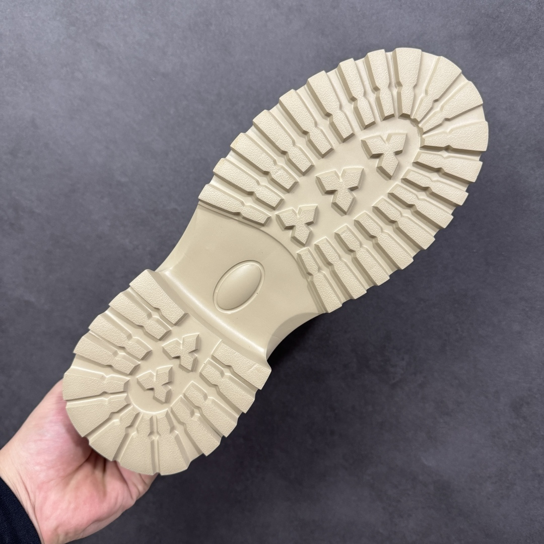 图片[9]-【广东纯原】UGG Tasman Weather Hybrid 塔斯曼混合系列户外中帮休闲马丁靴雪地靴 UGG秋冬新品（毛绒一体内里保暖锁热）秋冬必备 户外中帮休闲马丁靴雪地靴系列 # 代购专供品质 面料采用进口头层牛皮材质 鞋内里采用🔥毛茸一体内里保暖锁热。外置高弹Modern 外置防滑橡塑发泡超轻大底 系带设计 穿脱十分方便 采用TPU模压定型真皮鞋面材质#EVA轻翼外底防滑,耐磨性和良好的弹性！美国轻奢品牌 尺码：39 40 41 42 43 44 编码：TLB330340-选品中心