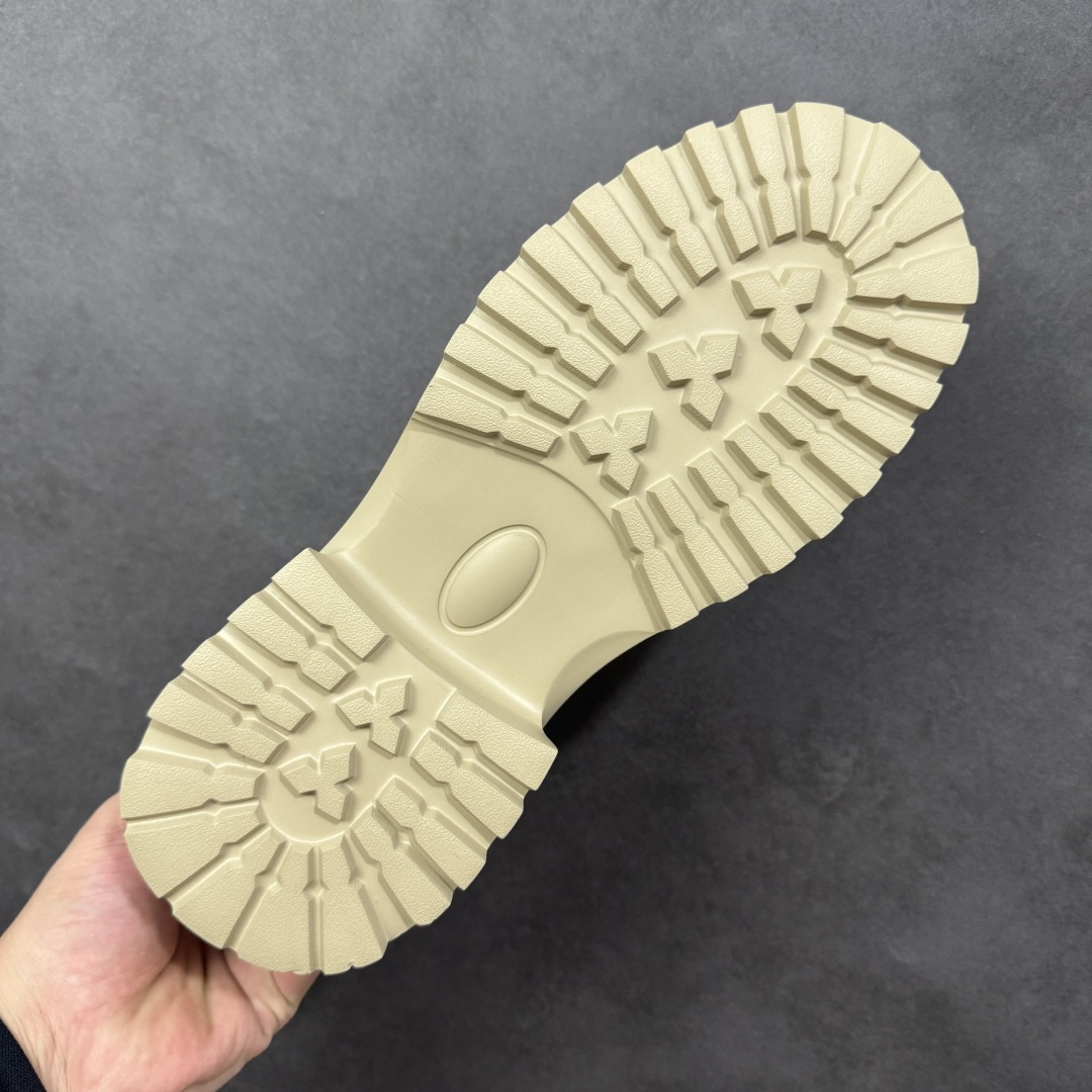 图片[9]-【广东纯原】UGG Tasman Weather Hybrid 塔斯曼混合系列户外中帮休闲马丁靴雪地靴 UGG秋冬新品（毛绒一体内里保暖锁热）秋冬必备 户外中帮休闲马丁靴雪地靴系列 # 代购专供品质 面料采用进口头层牛皮材质 鞋内里采用🔥毛茸一体内里保暖锁热。外置高弹Modern 外置防滑橡塑发泡超轻大底 系带设计 穿脱十分方便 采用TPU模压定型真皮鞋面材质#EVA轻翼外底防滑,耐磨性和良好的弹性！美国轻奢品牌 尺码：39 40 41 42 43 44 编码：TLB330340-选品中心