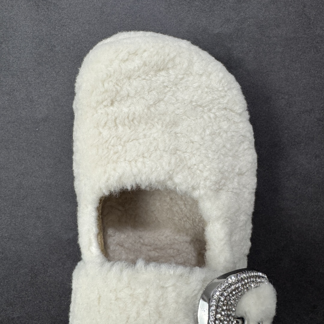 图片[8]-【公司级】GG-CC 洛克甜庄 法式甜美芭蕾舞 毛毛包头拖鞋 女鞋 融雪一般的暖甜毛绒结合精雅镶钻扣饰 楦面开口设计更是悄然盛开一抹娇羞诗意 暖绒羊羔毛 保暖轻巧 精奢温婉 软糯羊羔毛皮垫脚 细腻亲肤 倍感温暖 3.5CM跟高 轻松畅走 松弛从容 #推荐冬天羊羔毛拖鞋 货号：G25Y1924 尺码：35 36 37 38 39 40 编码：TLB270280-选品中心