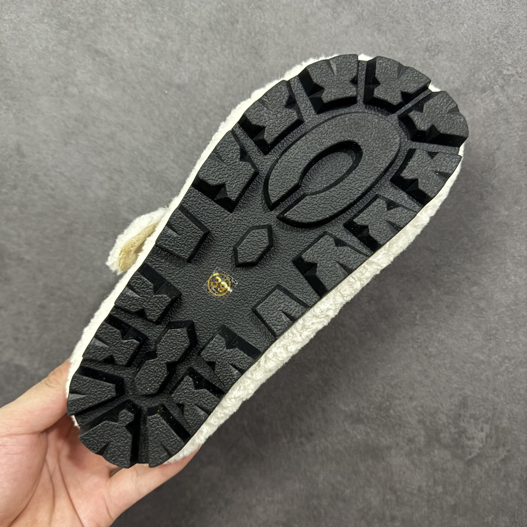 图片[9]-【公司级】GG-CC 洛克甜庄 法式甜美芭蕾舞 毛毛包头拖鞋 女鞋 融雪一般的暖甜毛绒结合精雅镶钻扣饰 楦面开口设计更是悄然盛开一抹娇羞诗意 暖绒羊羔毛 保暖轻巧 精奢温婉 软糯羊羔毛皮垫脚 细腻亲肤 倍感温暖 3.5CM跟高 轻松畅走 松弛从容 #推荐冬天羊羔毛拖鞋 货号：G25Y1924 尺码：35 36 37 38 39 40 编码：TLB270280-选品中心