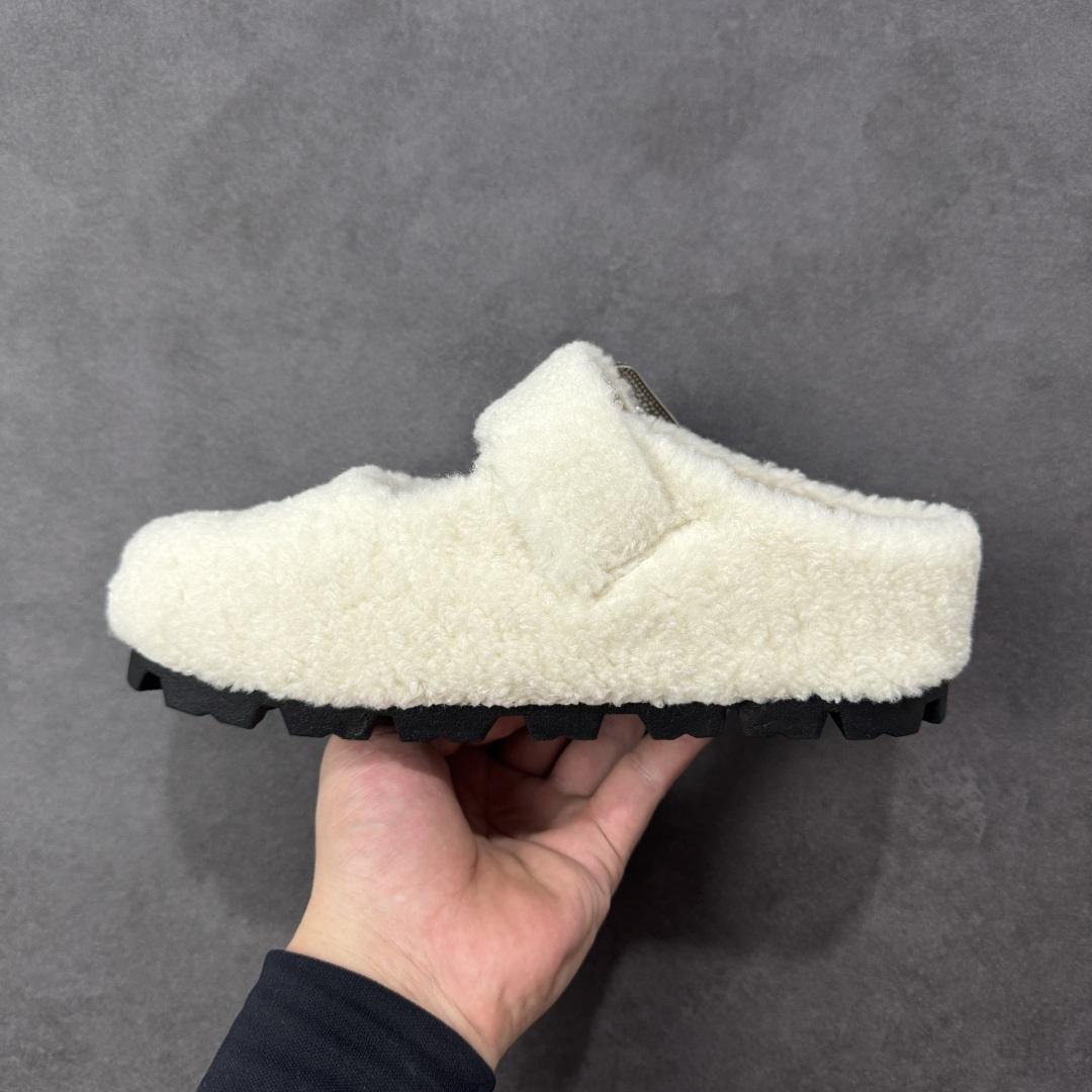 图片[2]-【公司级】GG-CC 洛克甜庄 法式甜美芭蕾舞 毛毛包头拖鞋 女鞋 融雪一般的暖甜毛绒结合精雅镶钻扣饰 楦面开口设计更是悄然盛开一抹娇羞诗意 暖绒羊羔毛 保暖轻巧 精奢温婉 软糯羊羔毛皮垫脚 细腻亲肤 倍感温暖 3.5CM跟高 轻松畅走 松弛从容 #推荐冬天羊羔毛拖鞋 货号：G25Y1924 尺码：35 36 37 38 39 40 编码：TLB270280-选品中心
