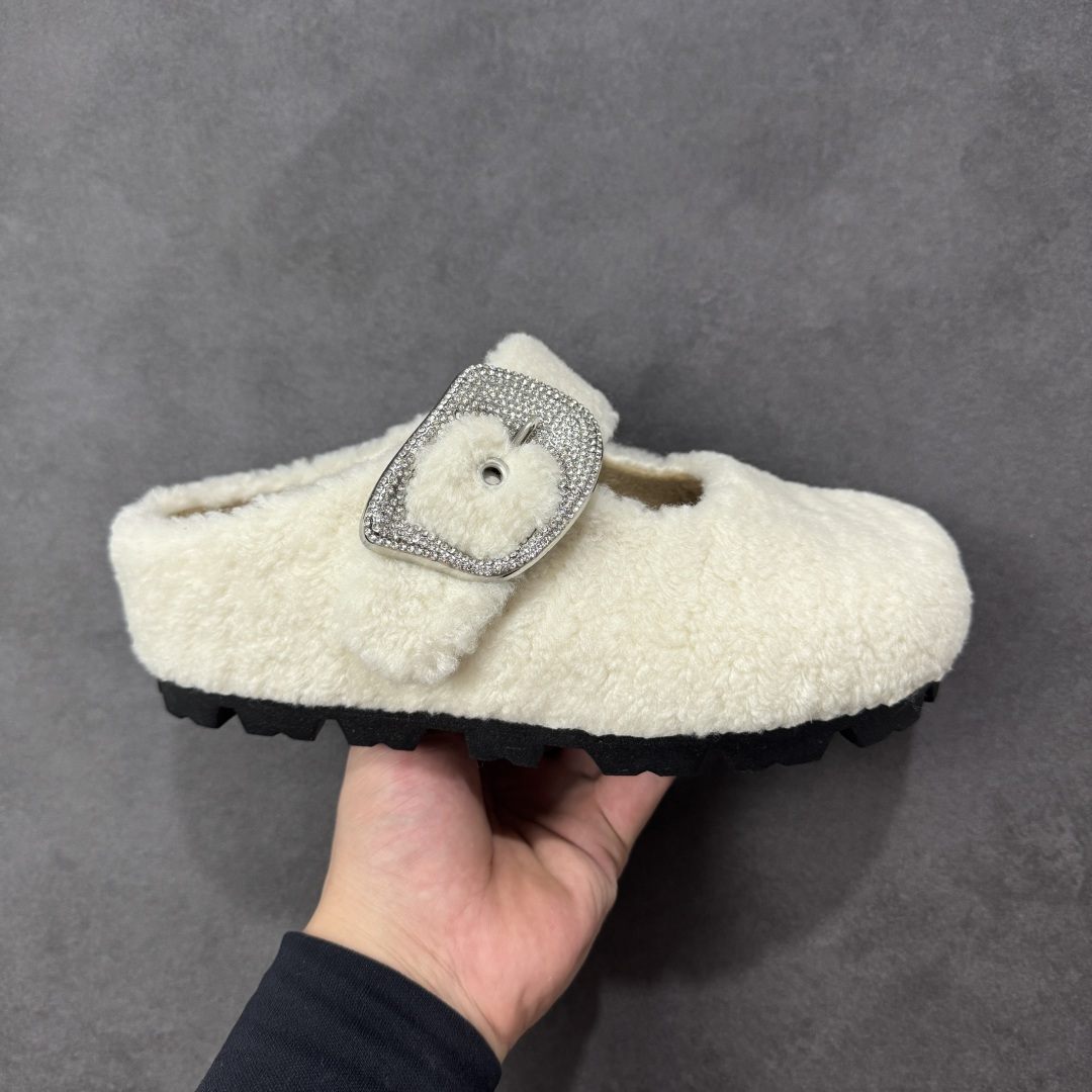 【公司级】GG-CC 洛克甜庄 法式甜美芭蕾舞 毛毛包头拖鞋 女鞋 融雪一般的暖甜毛绒结合精雅镶钻扣饰 楦面开口设计更是悄然盛开一抹娇羞诗意 暖绒羊羔毛 保暖轻巧 精奢温婉 软糯羊羔毛皮垫脚 细腻亲肤 倍感温暖 3.5CM跟高 轻松畅走 松弛从容 #推荐冬天羊羔毛拖鞋 货号：G25Y1924 尺码：35 36 37 38 39 40 编码：TLB270280-选品中心