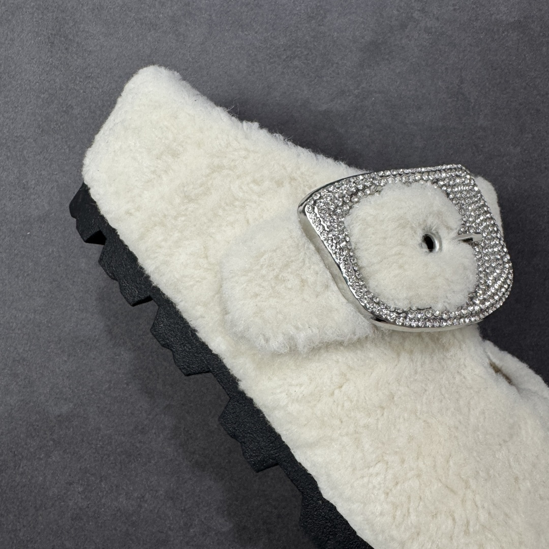 图片[6]-【公司级】GG-CC 洛克甜庄 法式甜美芭蕾舞 毛毛包头拖鞋 女鞋 融雪一般的暖甜毛绒结合精雅镶钻扣饰 楦面开口设计更是悄然盛开一抹娇羞诗意 暖绒羊羔毛 保暖轻巧 精奢温婉 软糯羊羔毛皮垫脚 细腻亲肤 倍感温暖 3.5CM跟高 轻松畅走 松弛从容 #推荐冬天羊羔毛拖鞋 货号：G25Y1924 尺码：35 36 37 38 39 40 编码：TLB270280-选品中心