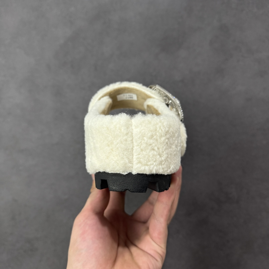 图片[4]-【公司级】GG-CC 洛克甜庄 法式甜美芭蕾舞 毛毛包头拖鞋 女鞋 融雪一般的暖甜毛绒结合精雅镶钻扣饰 楦面开口设计更是悄然盛开一抹娇羞诗意 暖绒羊羔毛 保暖轻巧 精奢温婉 软糯羊羔毛皮垫脚 细腻亲肤 倍感温暖 3.5CM跟高 轻松畅走 松弛从容 #推荐冬天羊羔毛拖鞋 货号：G25Y1924 尺码：35 36 37 38 39 40 编码：TLB270280-选品中心