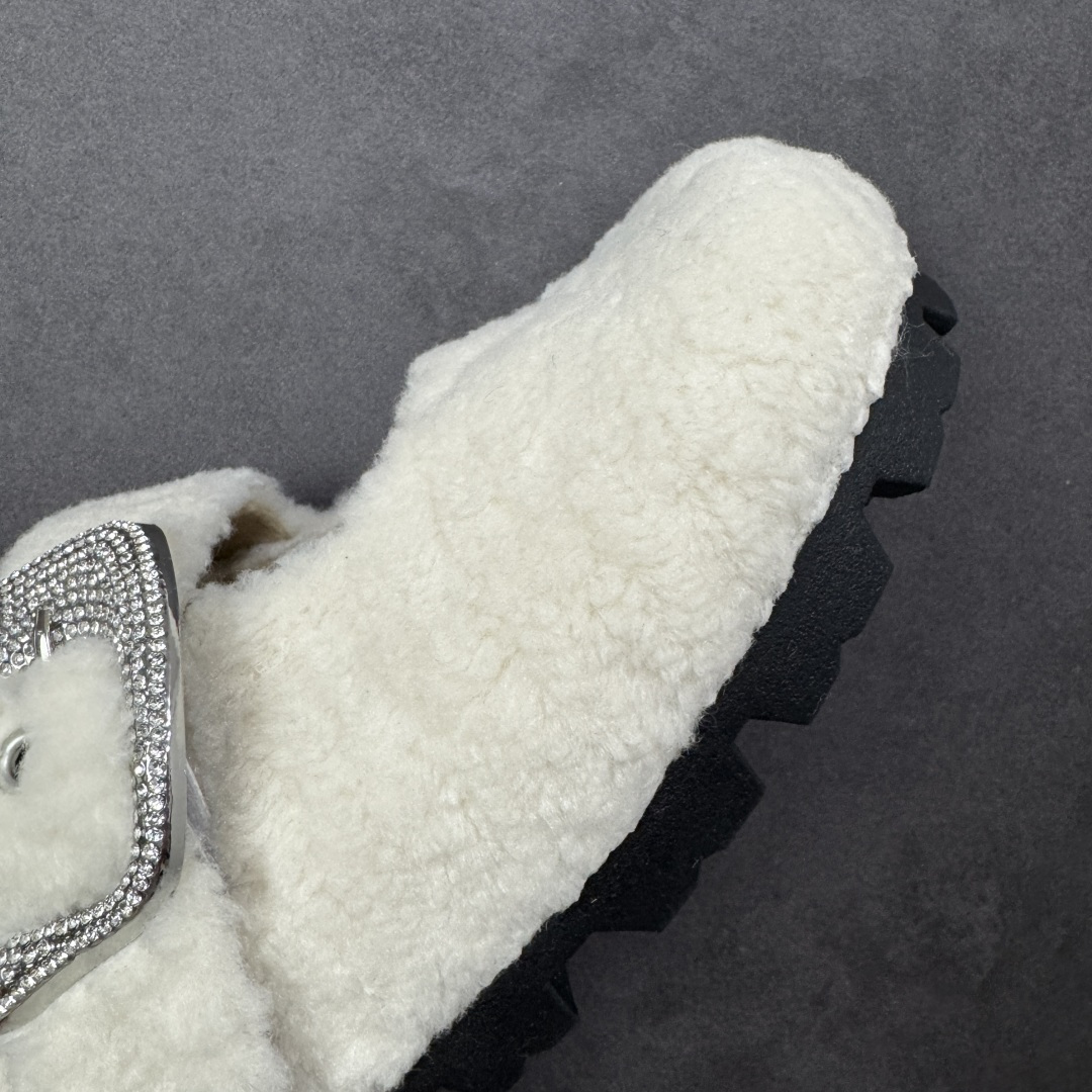 图片[5]-【公司级】GG-CC 洛克甜庄 法式甜美芭蕾舞 毛毛包头拖鞋 女鞋 融雪一般的暖甜毛绒结合精雅镶钻扣饰 楦面开口设计更是悄然盛开一抹娇羞诗意 暖绒羊羔毛 保暖轻巧 精奢温婉 软糯羊羔毛皮垫脚 细腻亲肤 倍感温暖 3.5CM跟高 轻松畅走 松弛从容 #推荐冬天羊羔毛拖鞋 货号：G25Y1924 尺码：35 36 37 38 39 40 编码：TLB270280-选品中心