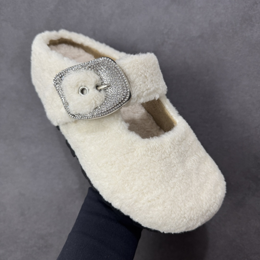 图片[3]-【公司级】GG-CC 洛克甜庄 法式甜美芭蕾舞 毛毛包头拖鞋 女鞋 融雪一般的暖甜毛绒结合精雅镶钻扣饰 楦面开口设计更是悄然盛开一抹娇羞诗意 暖绒羊羔毛 保暖轻巧 精奢温婉 软糯羊羔毛皮垫脚 细腻亲肤 倍感温暖 3.5CM跟高 轻松畅走 松弛从容 #推荐冬天羊羔毛拖鞋 货号：G25Y1924 尺码：35 36 37 38 39 40 编码：TLB270280-选品中心