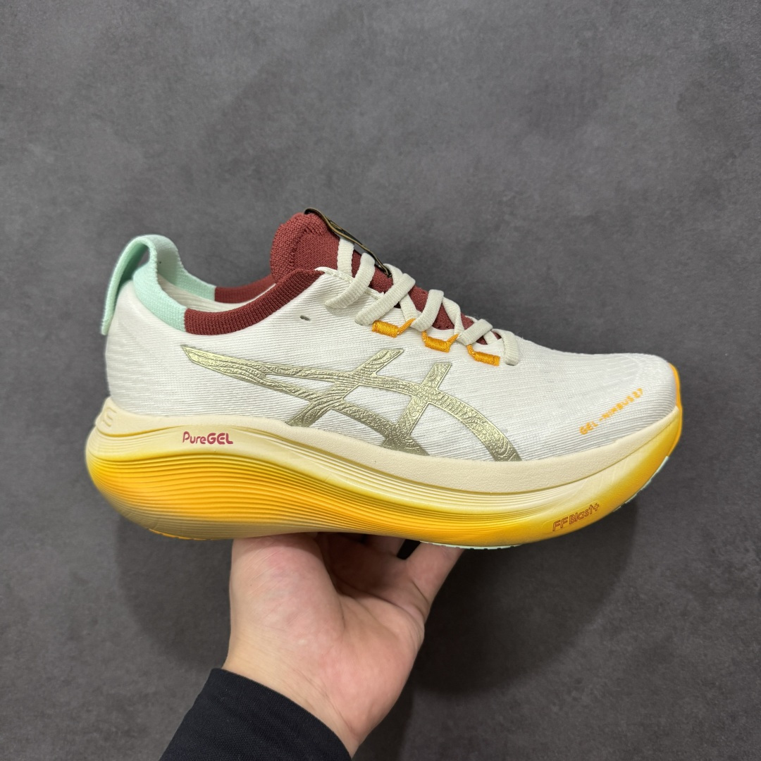 【公司级】Asics GEL-NIMBUS 27 复古休闲运动鞋 ASICS(亚瑟士） 是日本实业家鬼冢喜八郎创立的跑鞋运动品牌，名宇想法源自著名的拉丁谚语“AnimaSana In Corpore Sano”，意为“健全的精神寓于强健的体魄”。正如其名字的含义，ASICS亚瑟士一直坚信保持身体的健康与活力是打造健康快乐的生活方式的最佳途径。亚瑟士的跑鞋、篮球鞋等系列集专业与美貌于一身，拥有极高的热度 尺码：36 37 37.5 38 39 39.5 40 40.5 41.5 42 42.5 43.5 44 45 编码：AMB250260-选品中心