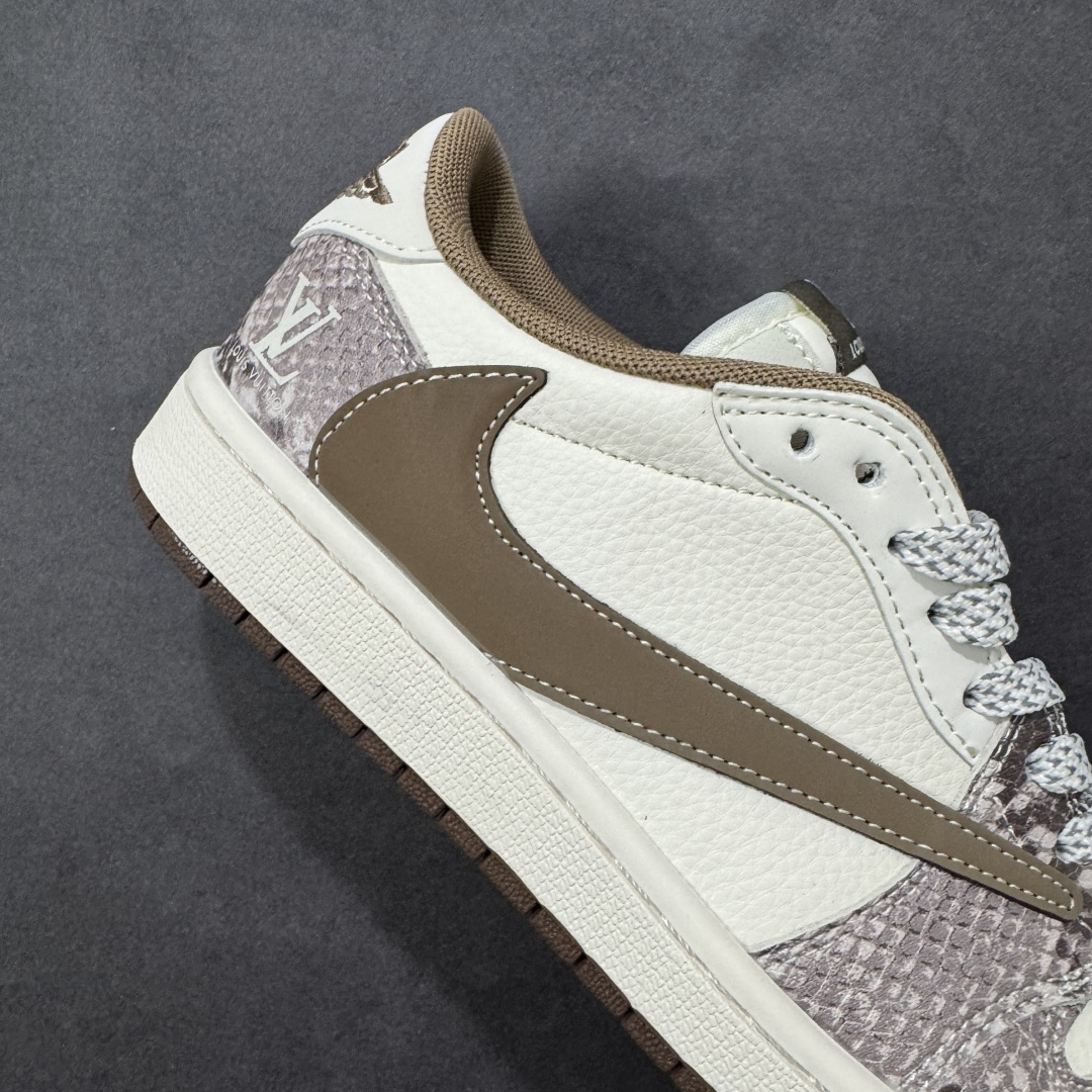 图片[6]-【定制版】Travis Scott x Fragment Design x Jordan Air Jordan 1 Low OG SP “LV联名——棕蟒纹” 多方联名合作融合了Travi翻毛蓝勾s Scott 独特的音乐风格，藤原浩个性的设计风格以及Jordan品牌的经典元素 使其成为一双具有独特身份和价值的鞋子 清新而立体的外观加上联名标识更突出了其独特身份 这种配色方案显示出活力和时尚感 在视觉上引人注目 鞋身的质感和细腻的细节处理使其显得高端而格调十足 这款“倒钩”联名是设计与创意完美结合 融合多方的个性风格是一款备受瞩目的潮流鞋款 低帮休闲板鞋 定制鞋盒 大厂纯原品质出货 超高清洁度 皮料切割干净无任何毛边 细节完美 货号： XS7089-618 尺码： 36 36.5 37.5 38 38.5 39 40 40.5 41 42 42.5 43 44 44.5 45-选品中心