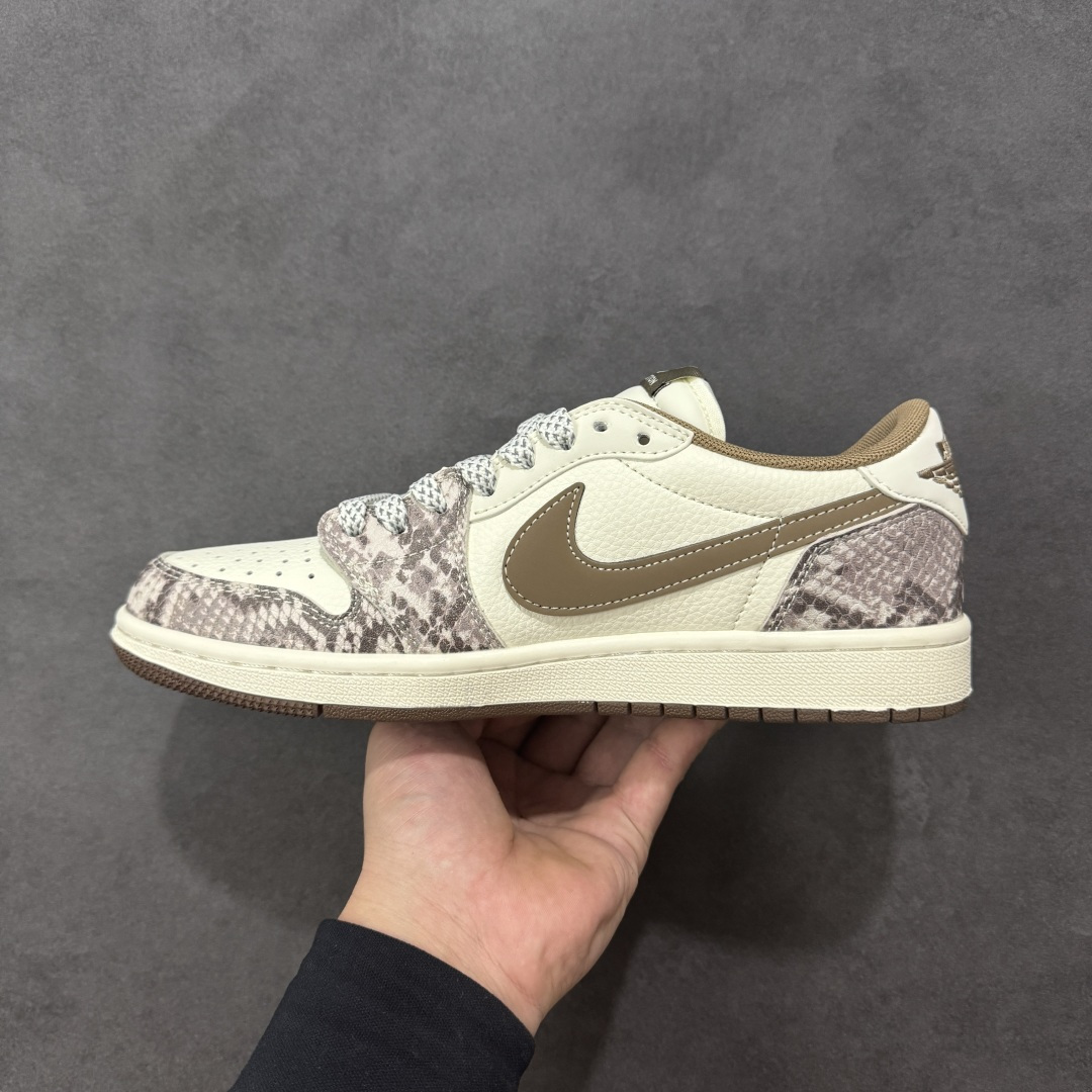 图片[2]-【定制版】Travis Scott x Fragment Design x Jordan Air Jordan 1 Low OG SP “LV联名——棕蟒纹” 多方联名合作融合了Travi翻毛蓝勾s Scott 独特的音乐风格，藤原浩个性的设计风格以及Jordan品牌的经典元素 使其成为一双具有独特身份和价值的鞋子 清新而立体的外观加上联名标识更突出了其独特身份 这种配色方案显示出活力和时尚感 在视觉上引人注目 鞋身的质感和细腻的细节处理使其显得高端而格调十足 这款“倒钩”联名是设计与创意完美结合 融合多方的个性风格是一款备受瞩目的潮流鞋款 低帮休闲板鞋 定制鞋盒 大厂纯原品质出货 超高清洁度 皮料切割干净无任何毛边 细节完美 货号： XS7089-618 尺码： 36 36.5 37.5 38 38.5 39 40 40.5 41 42 42.5 43 44 44.5 45-选品中心