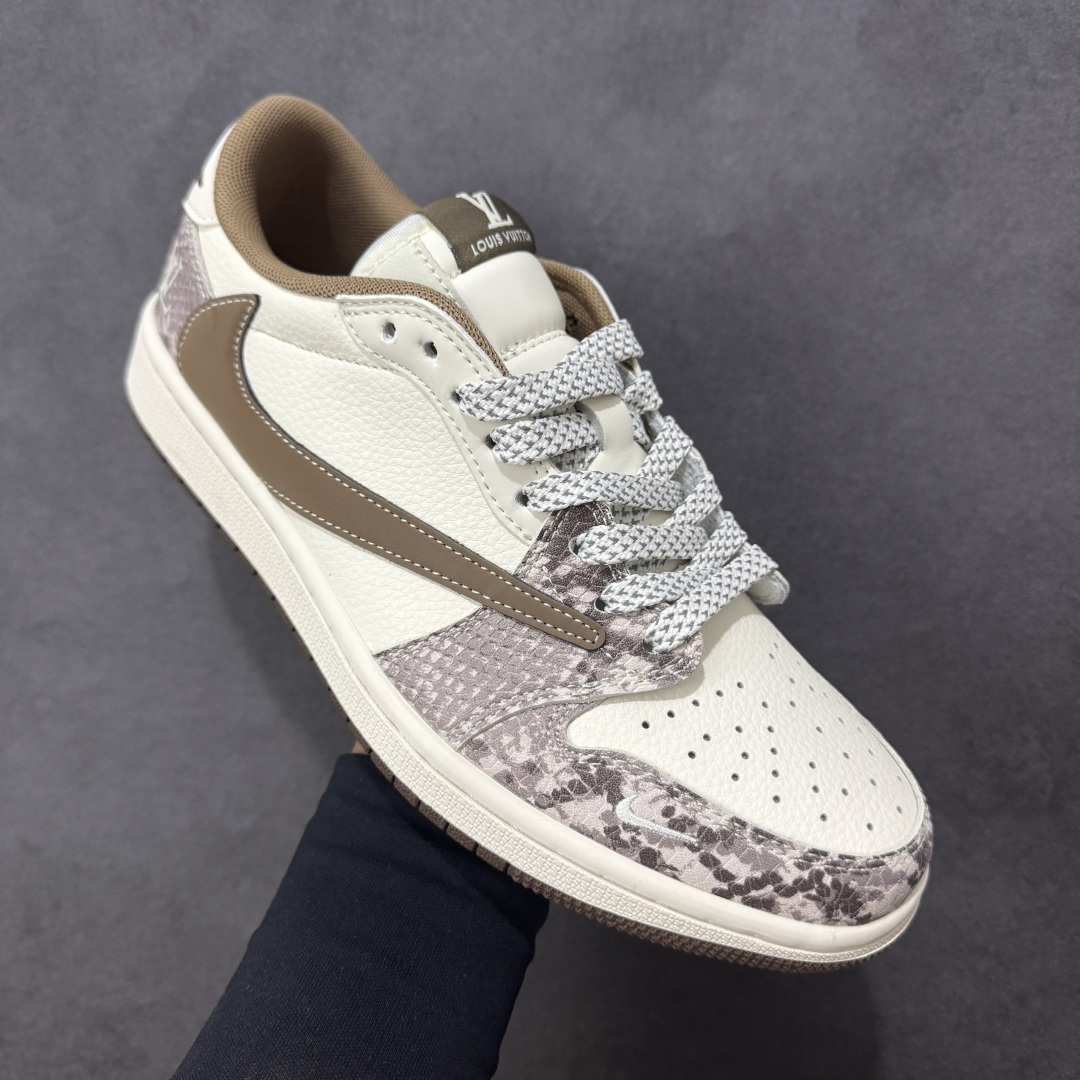 图片[3]-【定制版】Travis Scott x Fragment Design x Jordan Air Jordan 1 Low OG SP “LV联名——棕蟒纹” 多方联名合作融合了Travi翻毛蓝勾s Scott 独特的音乐风格，藤原浩个性的设计风格以及Jordan品牌的经典元素 使其成为一双具有独特身份和价值的鞋子 清新而立体的外观加上联名标识更突出了其独特身份 这种配色方案显示出活力和时尚感 在视觉上引人注目 鞋身的质感和细腻的细节处理使其显得高端而格调十足 这款“倒钩”联名是设计与创意完美结合 融合多方的个性风格是一款备受瞩目的潮流鞋款 低帮休闲板鞋 定制鞋盒 大厂纯原品质出货 超高清洁度 皮料切割干净无任何毛边 细节完美 货号： XS7089-618 尺码： 36 36.5 37.5 38 38.5 39 40 40.5 41 42 42.5 43 44 44.5 45-选品中心
